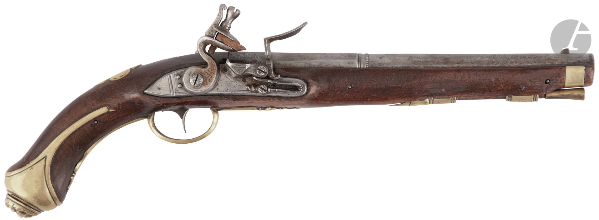 Pistolet d arçon à silex d officier. 

Canon rond à pans au tonnerre. 

Platine et chien col de cygne a corps plat gravé, bassinet en fer, vis guillochées.

Garnitures en laiton ciselé, calotte de crosse à clou au lion. Crosse en noyer avec pièce de pouce. Baguette en bois à embout laiton postérieur.

Longueur du canon : 27,3 cm   Longueur totale : 44 cm

E.M. (Contre-platine et clou de calotte postérieurs). Vers 1740-1750.