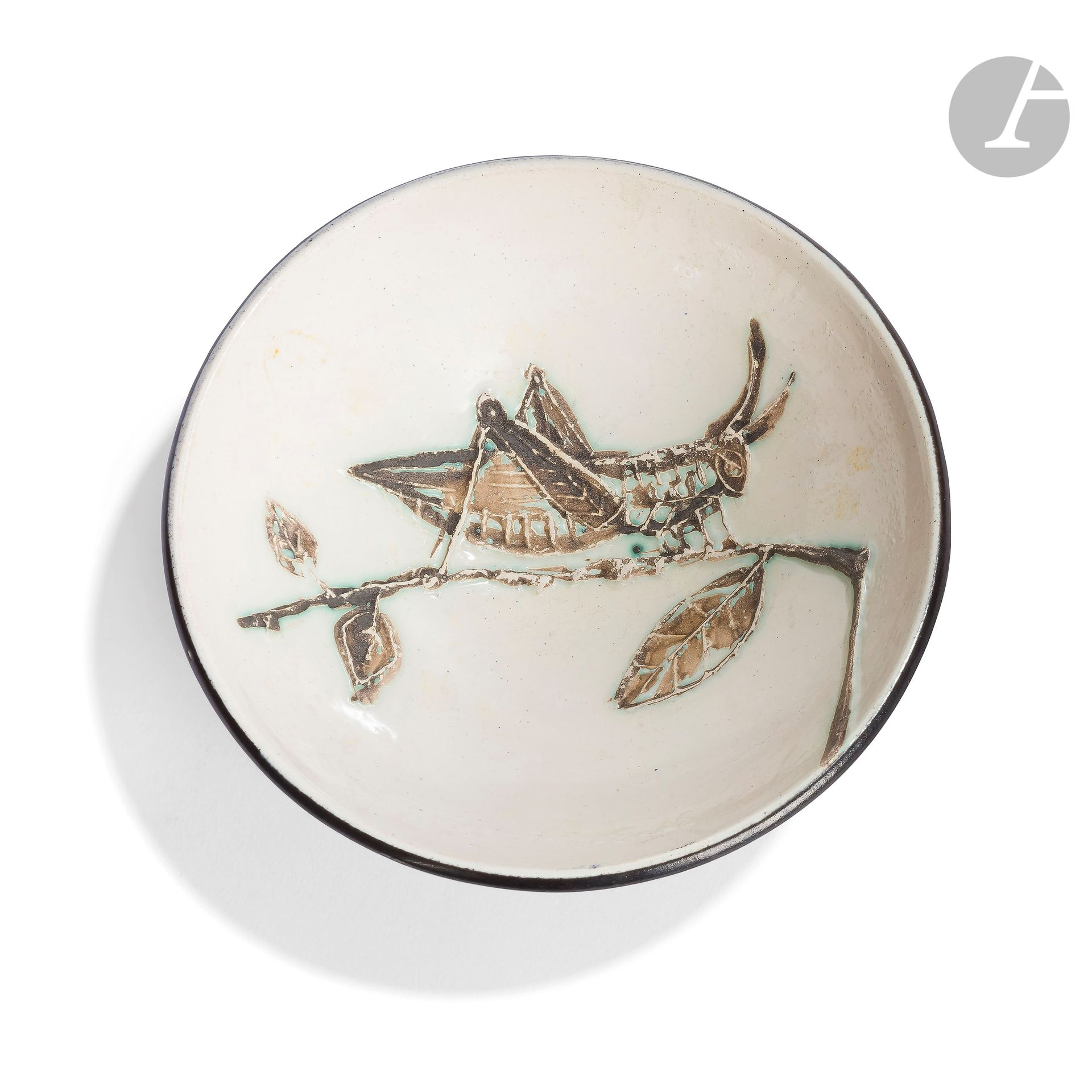 PABLO PICASSO (1881-1973) & ATELIER MADOURA
Sauterelle sur une branche, modèle créé en [1955]
Coupelle ronde.
Empreinte originale ; éditée à cent exemplaires réalisés chez Madoura. 
Épreuve en terre de faïence blanche ; gravure soulignée à la paraffine oxydée, bain de couverte.
Dessous émail noir.
Marquée du cachet en creux MADOURA Empreinte Originale de PICASSO au revers.
Hauteur : 6,5 cm - Diamètre : 18 cm. 

Bibliographie : 
Alain Ramié - Picasso, catalogue de l’œuvre céramique édité 1947-1971 - Éditions Madoura, 1988. Modèle identique reproduit page 136 sous le numéro 258 du catalogue.