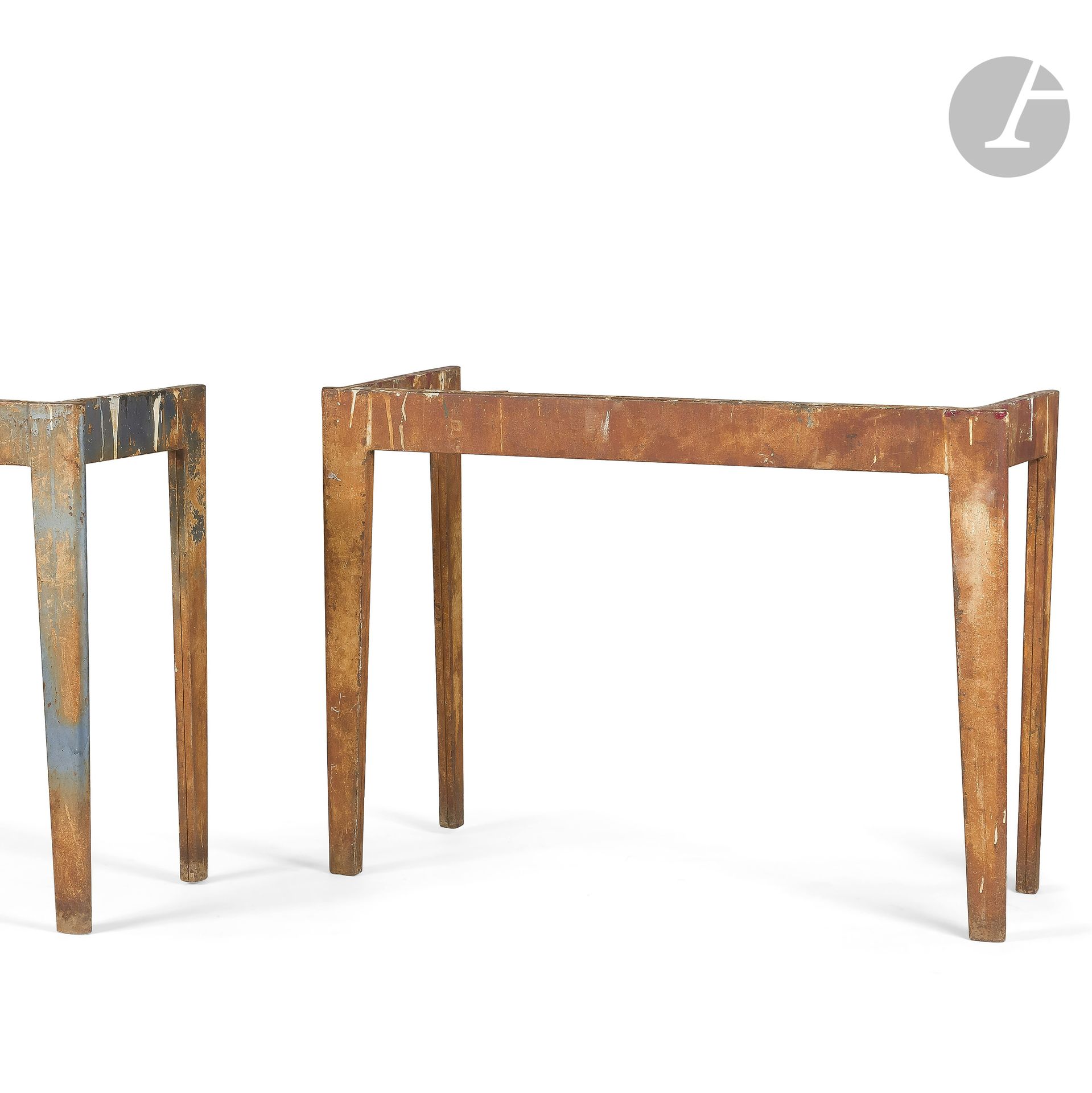 JEAN PROUVÉ (1901-1984) & ATELIERS JEAN PROUVÉ
Paire de châssis spécialement réalisés en 1945-46 pour les Éditions Braun à Mulhouse et réalisés à seulement deux exemplaires
Paire de piètements de casier à références pouvant former paire de consoles. 
Épreuves en tôle d’acier pliée anciennement laquées.
État d’usage, manque une barre d’entretoise à l’arrière de l’un des piètements, déformations, très fortes oxydations, importantes usures et manques à la laque.
Hauteur : 82,5 cm – Longueur : 115 cm – Profondeur : 47 cm

Provenance :
Collection particulière, Alsace. Œuvre acquise par le père de l’actuel propriétaire à la suite du déménagement de l’usine de Dornach (Mulhouse) à Vieux-Thann en 1987 après le rachat en 1980 de la société Braun par Burda. Dans les mois et les années qui suivirent ce départ, les machines et les équipements de l’ancienne usine mulhousienne furent dispersés et le bâtiment fut finalement détruit.  

Bibliographie :
Peter Sulzer - Jean Prouvé œuvre complète, vol.3, 1944-1954 – Éditions Birkhäuser, Bâle, 2005. Descriptif de ces châssis sous la référence 1006 page 62 et plan (avec casier) reproduit page 62 (ill. 1006.1).