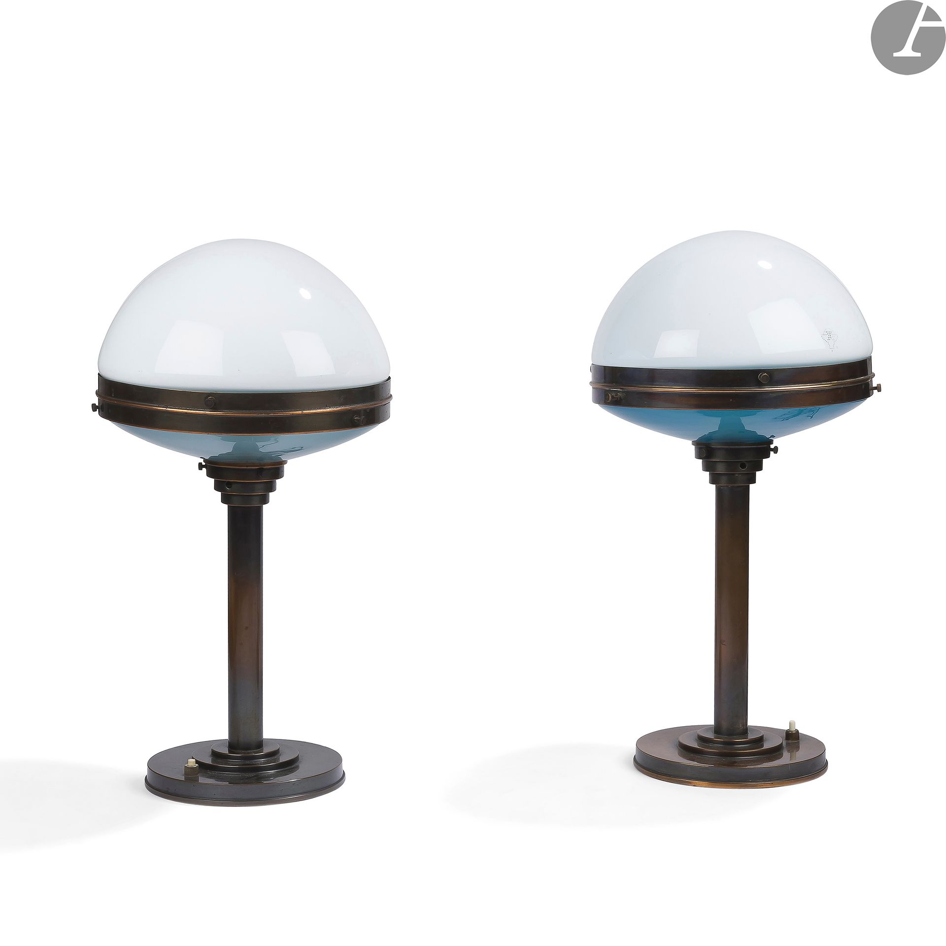 ILRIN
Deux paires de lampes de bureau. Les pieds en cuivre patiné. Les diffuseurs en verre opalin blanc sur le dessus et en verre bleu pour les parties basses. Chaque verrerie marquée ILRIN. H. 46 cm