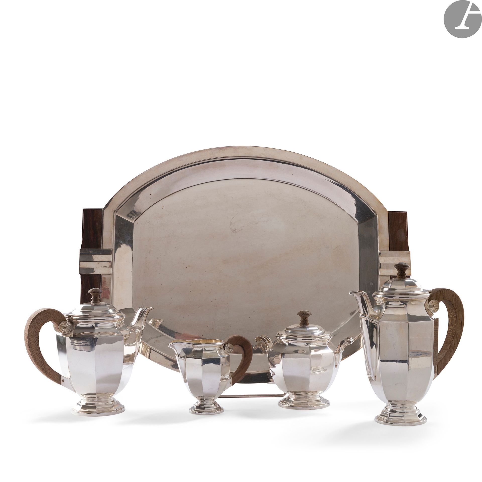 CHRISTOFLE ORFÈVREService
thé et café de 5 pièces en métal argenté, les prises et anses en palissandre, composé d'une verseuse à thé, d'une verseuse à café, d'un pot à sucre, d'un pot à lait et d'un grand plateau. Each piece marked with the silversmith's hallmark and the rectangular stamp CHRISTOFLE. H. of the shaped pieces : 11 to 24 cm - Tray : 56 x 41 cm
