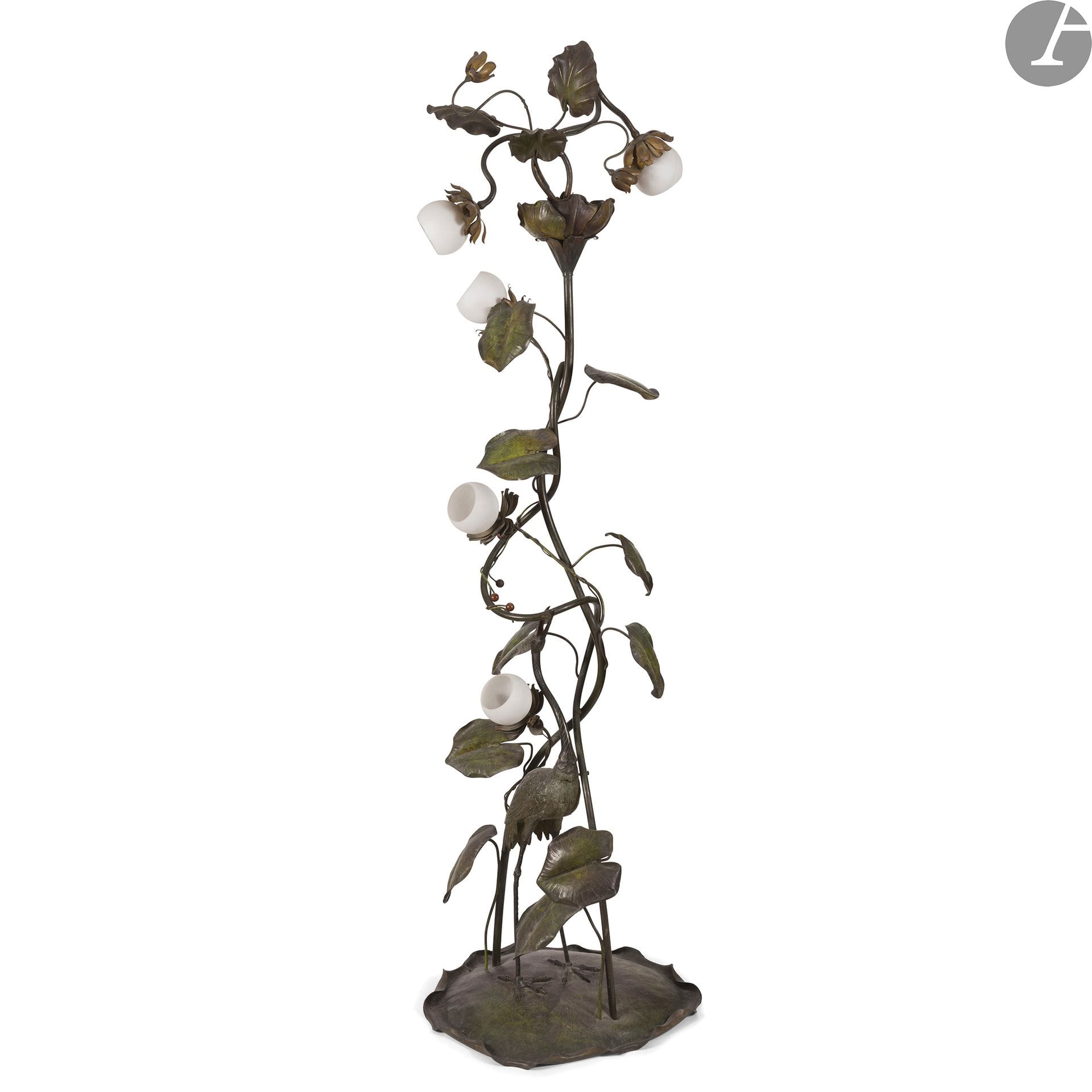 TRAVAIL DES ANNÉES 1960-70 DANS LE GOÛT ART NOUVEAU
Héron et nénuphar
Grand lampadaire naturaliste à cinq lumières d’inspiration japonisante. Épreuve en laiton et métal patiné polychrome ; les cache-ampoules en verre opalin blanc. Accident à deux des globes. H. 192 cm