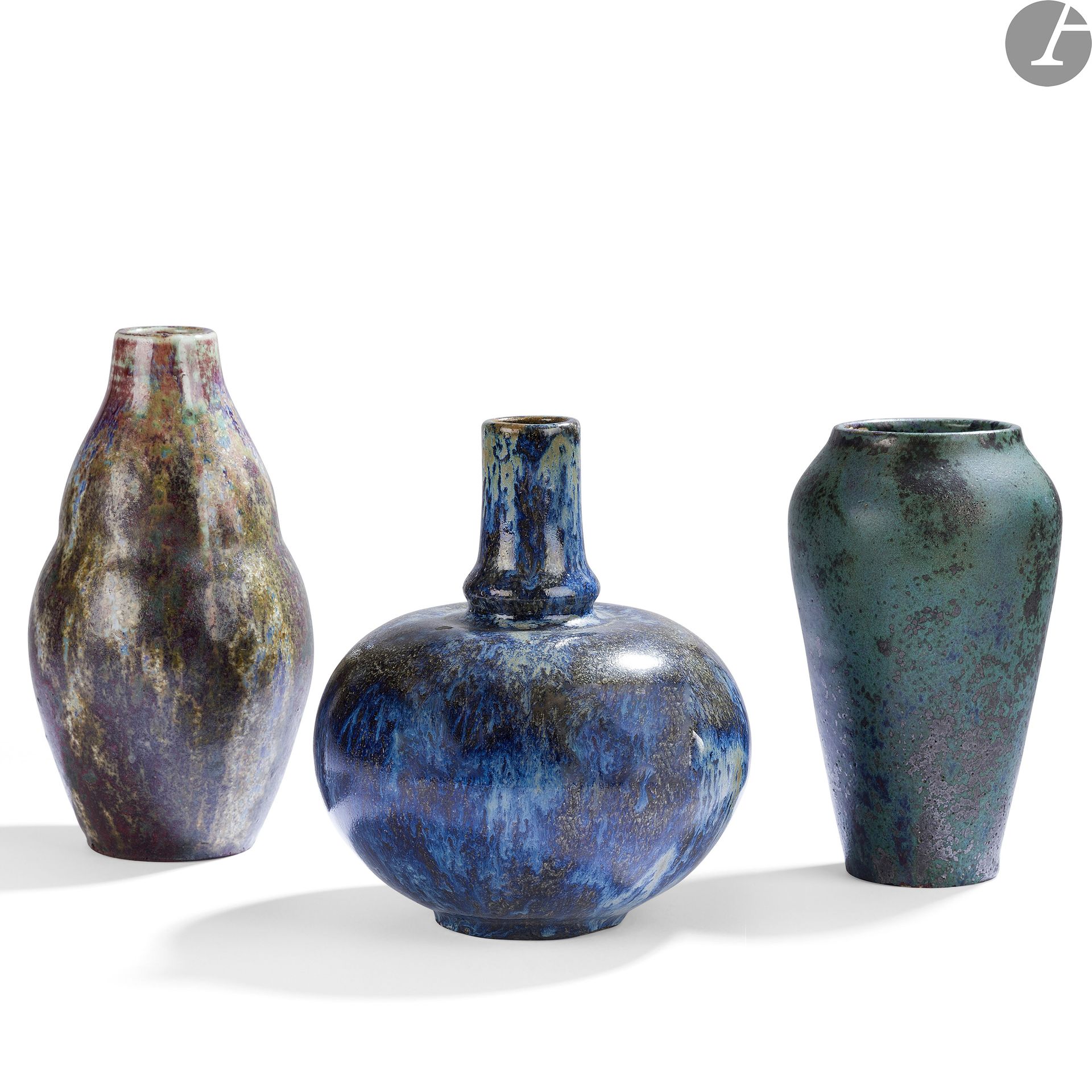 ART NOUVEAU - 3 ŒUVRES
ÉMILE DECŒUR (1876-1953) & FERNAND RUMÈBE (1875-1952) – L’ART CÉRAMIQUE À AUTEUIL
Vase bouteille dans le goût du Japon. Épreuve en grès émaillé polychrome. Marqué AUTEUIL au revers. H. 15,5 cm
FERNAND RUMÈBE (1875-1952)
Vase obus à un renflement et au col soliflore. Épreuve en grès émaillé polychrome. Monogrammé F. R. sous la base. H. 17,5 cm
PIERRE-ADRIEN DALPAYRAT (1844-1910)
Vase balustre à large col annulaire. Épreuve en grès émaillé vert-de-gris laissant apparaître du rouge vers la base. Petits éclats, probablement d’origine, sous la base. Marqué à la grenade au revers. H. 14,5 cm