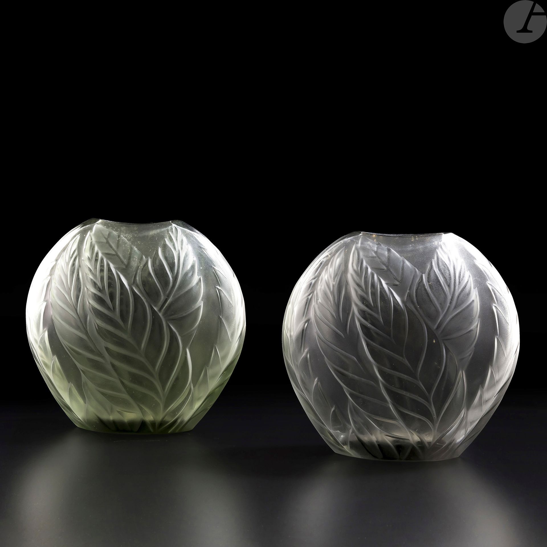 
*MAISON LALIQUE



Anubie de Engler



Paire de vases lenticulaires. Épreuves en cristal moulé ; fumé vert pour l’un, gris pour l’autre. Chaque vase signé LALIQUE France à la pointe sous la base. H. 11,5 cm
