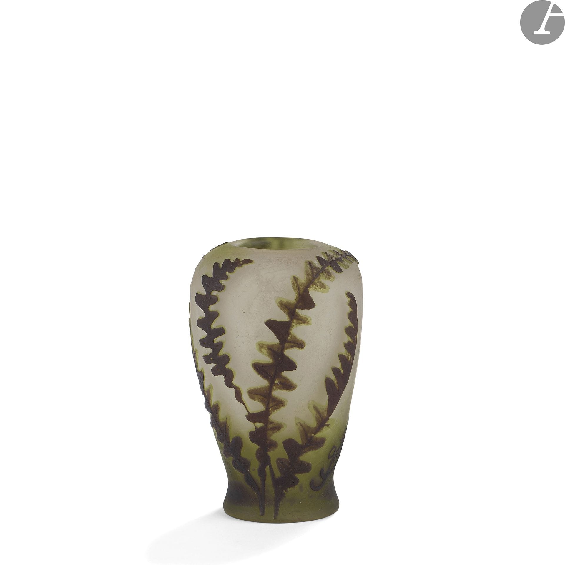ÉTABLISSEMENTS GALLÉ (1904-1936)
Fougères
Vase balustre ; le col coupé postérieurement. Épreuve en verre multicouche au décor dégagé à l’acide traité vert sur fond gris-blanc. Col coupé et manquant. Signé GALLÉ, en réserve gravé en camée à l’acide. H. 12 cm