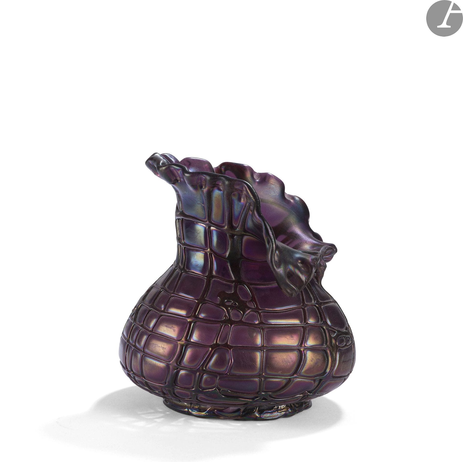 PALLME-KÖNIG & HABEL GLASFABRIK
Purple veined, la conception du décor vers [1900]
Vase bursaire à col éclaté. Épreuve en verre aux riches colorations et irisations formant le décor titre. H. 17 cm