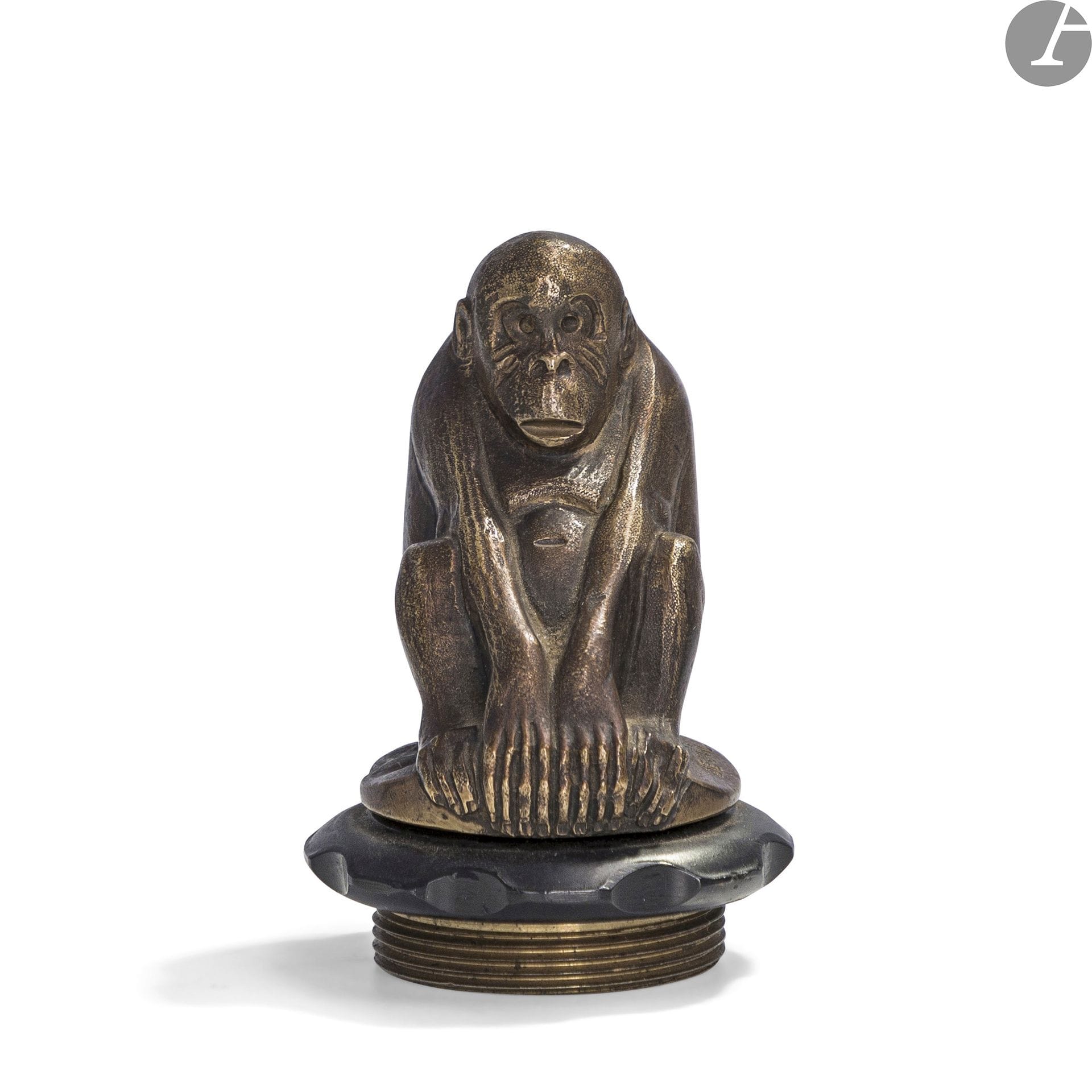 BEUVILLE (ACTIF DANS LES ANNÉES 1920-30)
Grise de l’air
Bouchon de radiateur (mascotte). Épreuve en bronze patiné. Monté sur son bouchon d’origine. Signée BEUVILLE sur la terrasse. H. totale : 11 cm