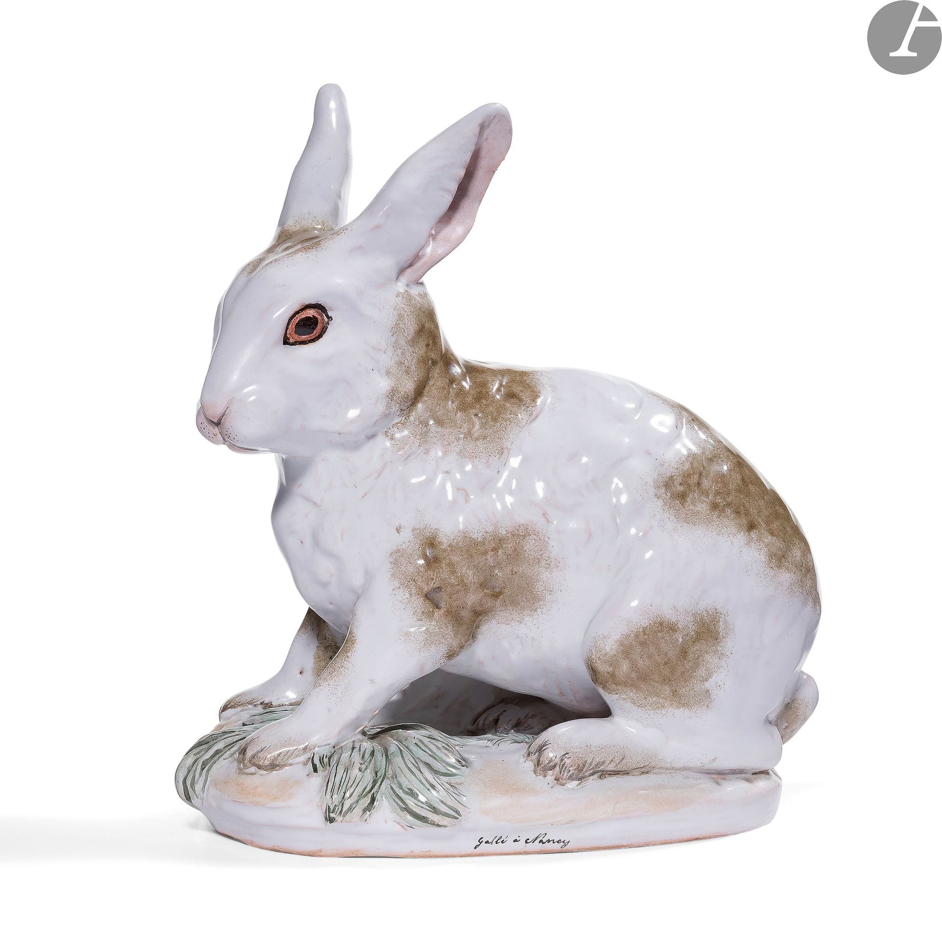 ÉMILE GALLÉ (1846-1904) & CHARLES GALLÉ-REINEMER (1818-1902) – MANUFACTURE DE SAINT-CLEMENT
Lapin assis
Bouquetière zoomorphe. Épreuve en faïence (terre de Lorraine) émaillée polychrome. Signée GALLÉ à Nancy et porte la marque Saint-Clément, sous la base. H. 20 cm – L. 18 cm – P. 11 cm