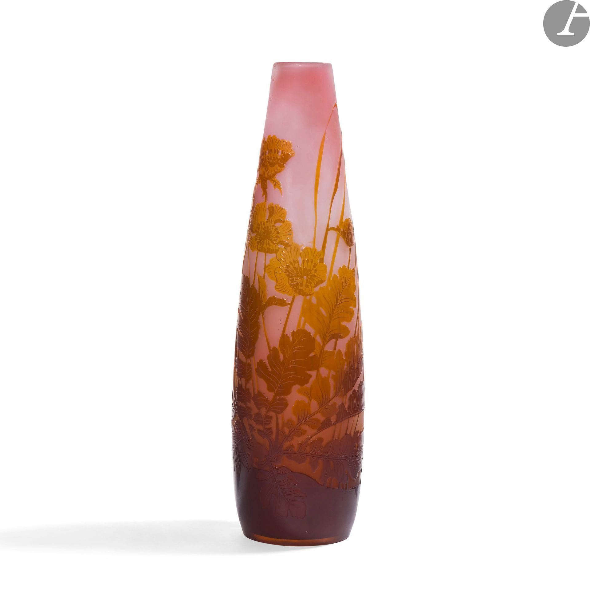 ÉTABLISSEMENTS GALLÉ (1904-1936)
Boutons d’or et graminées
Vase obus à col resserré. Épreuve en verre multicouche au décor dégagé à l’acide traité brun et ocre sur fond rose. Signé GALLÉ, en réserve gravé en camée à l’acide. H. 27 cm