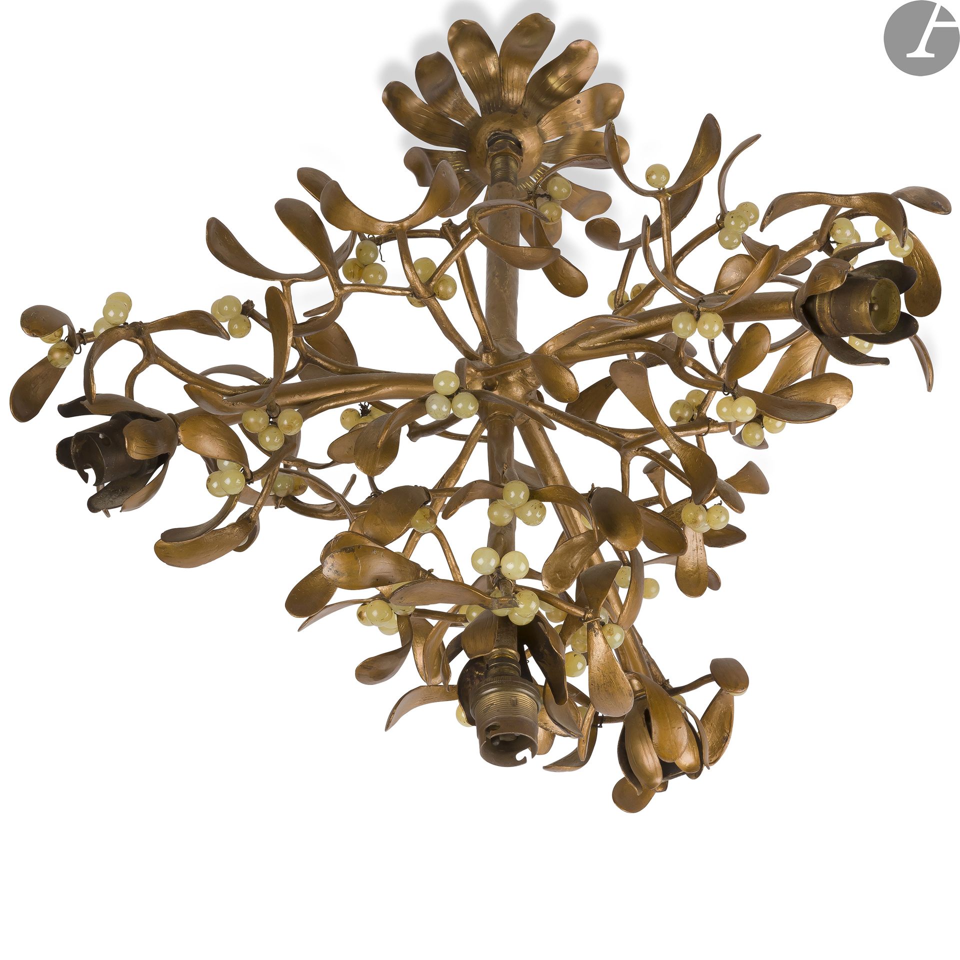 WORK OF ART NOUVEAUGuiSuspension

with four lights. Proof in brass, bronze and metal (re)gilded; the balls of mistletoe figured by glass pearls. Circa 1900. Repainted gold, oxidations, small accidents and misses. H. 45 cm - W. 35 cm - D. 29 cm

