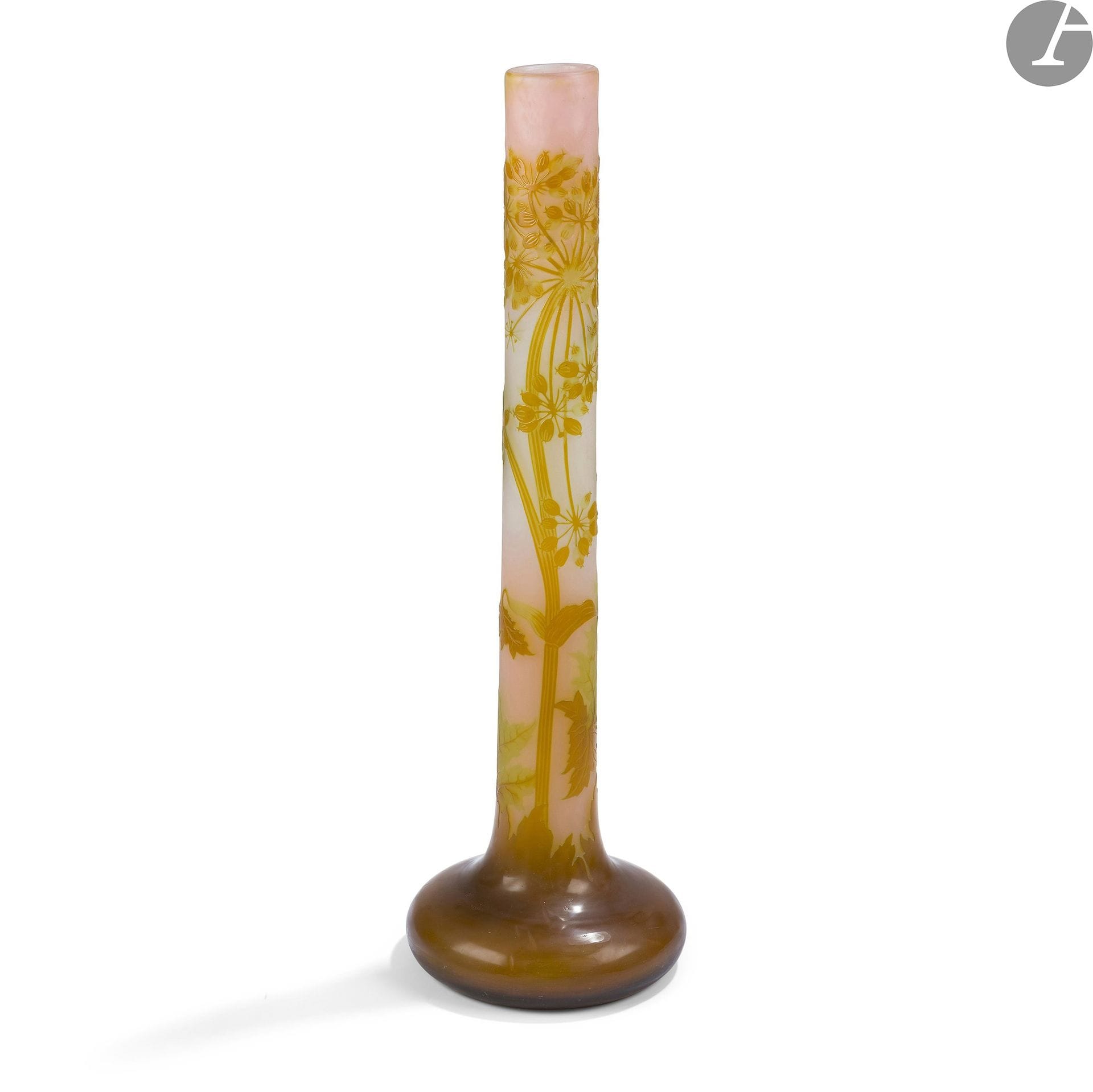 ÉTABLISSEMENTS GALLÉ (1904-1936)
Berce du Caucase
Haut vase oignon ; la base bulbeuse, la tige cylindrique. Épreuve en verre multicouche au décor dégagé à l’acide et traité roux et vert sur fond gris-blanc nuancé de rose. Signé GALLÉ en réserve gravé en camée à l’acide. H. 60 cm