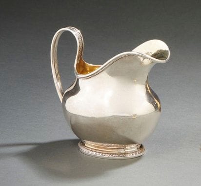 PARIS 1809 - 1819
Crémier en argent, l’intérieur en vermeil. De forme ovale, la bordure perlée, l’anse à enroulement est rehaussée d’un décor de guirlande de feuilles de chêne et leurs glands. Le piédouche est agrémenté d’une bordure de feuilles de laurier. 
Orfèvre : Martin Guillaume BIENNAIS, son poinçon losangique, insculpe en 1801
Poids : 247 g - hauteur à l’anse : 12 cm