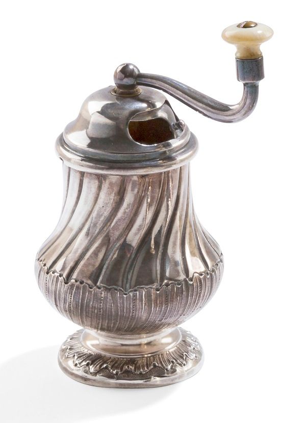 FRANCE FIN XIXe siècle
Poivrier en argent sur piédouche, modèle balustre à draperies et côtes torses, inspiré du XVIIIe siècle.
Poinçon minerve
Poids brut : 136 g