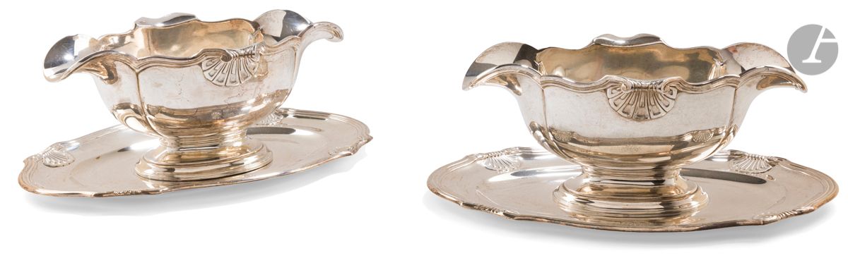FRANCE XXe SIÈCLE
Paire de saucières sur leurs plateaux adhérents en argent à deux becs verseurs. De forme ovale, le plateau mouluré de filets en rappel sur la saucière rehaussés de coquilles. Gravée d’un chiffre de lettres entrelacées sur le plateau.
Poinçon minerve
Orfèvre : RISLER et CARRE, en toutes lettres et dans un losange
Poids : 1480 g - longueur : 26,6 cm - largeur : 18,3 cm