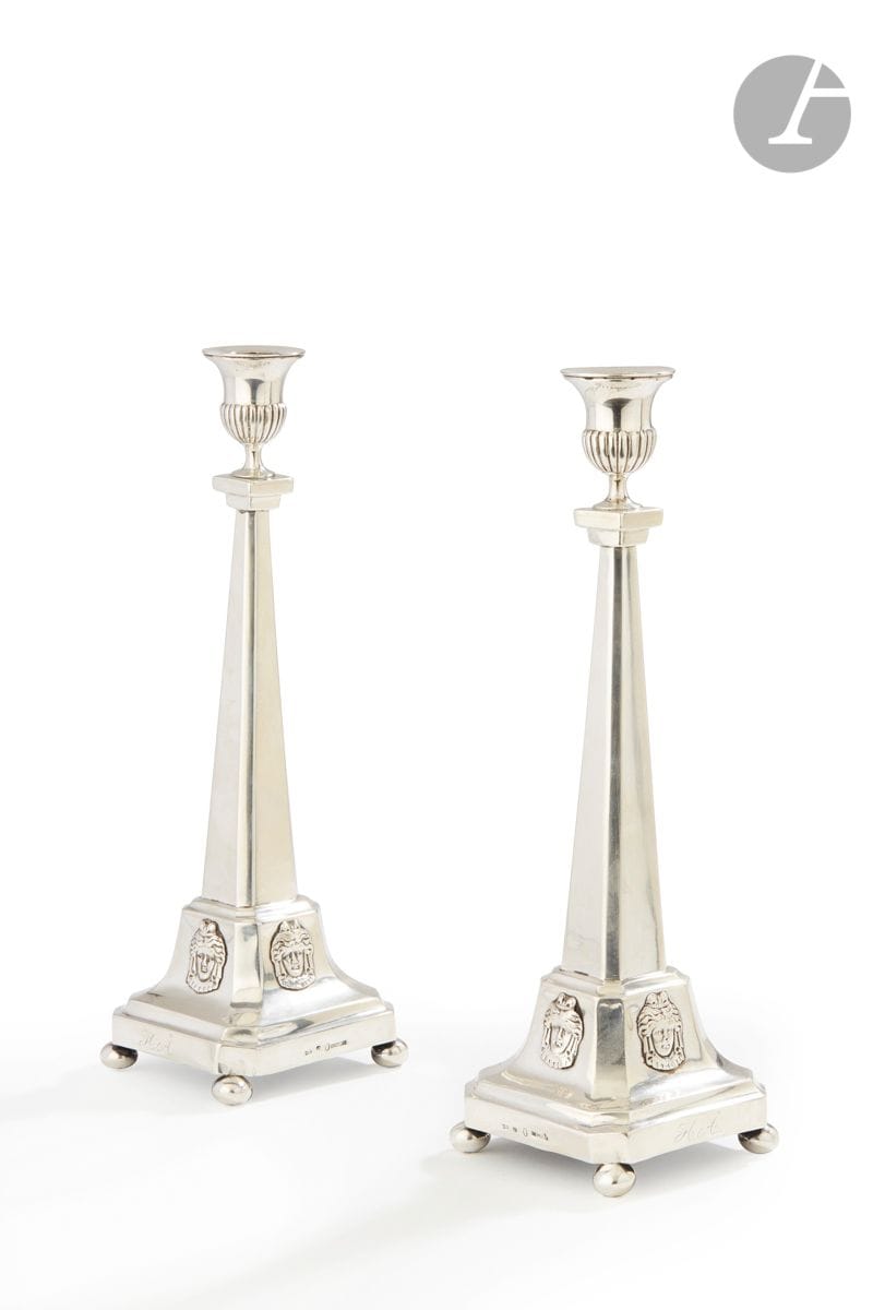 STOCKHOLM 1810Pair of
silver torches, the shaft representing an obelisk, the tap in the form of vase médicis godronné. The square pedestal on four balls is applied with four mascarons in imitation of Greek female theater masks maintained by inner hooks. Engraved with the point of two letters in English on the pedestal.
Goldsmith's mark : illegibleWeight
: 709 g - height : 30,2 cm


