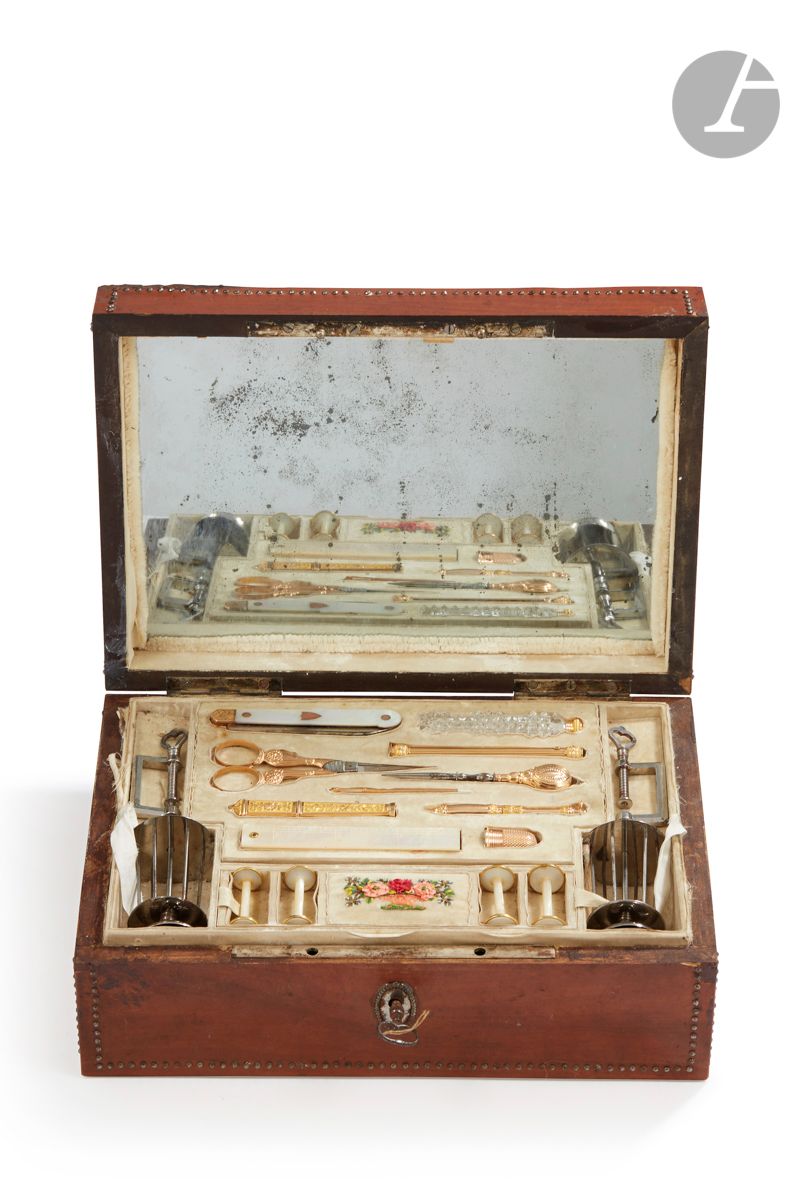 FRANCE 1819 - 1838
Coffret à couture en bois marqueté clouté d’acier, de forme rectangulaire, complet de son miroir au mercure et de sa clé, contenant des éléments en or 750 /1000 (18 Kt), nacre et acier comme suit :
- 2 dévidoirs en acier
- 1 couteau pliant en nacre, lame en acier, écu en or
- 1 flacon en cristal taillé et son bouchon en or
- 1 paire de ciseaux en or et acier
- 1 tire-laine en or et acier - élément non d’origine -
- 1 aiguille en or
- 1 étui à aiguilles en or
- 1 élément dévissable tire-fil en or
- 1 dé en or
- 1 règle en nacre
- 4 bobines de fil nacre à monture or
Pièces supplémentaires :
- 1 règle en nacre (manque un rivet)
- 1 bobine nacre et or accidentée
Poinçon : tête de bélier petite garantie
Poids brut : 39 g