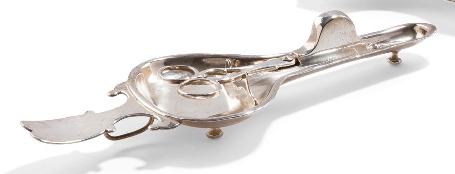 FRANCE XVIIIe SIÈCLE
Paire de ciseaux à mouchettes et leur plateau de forme rognon anciennement en métal plaqué, réargentés postérieurement reposant sur trois pieds toupie.
Longueur : 27 cm