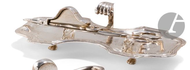 FRANCE XVIIIe SIÈCLE
Paire de mouchettes et leur plateau en métal anciennement plaqué d’argent, réargenté. Modèle polylobé reposant sur quatre pieds, mouluré de rangs de filets en rappel sur l’appui-pouce à enroulement. 
Longueur : 20 cm - largeur : 9,8 cm