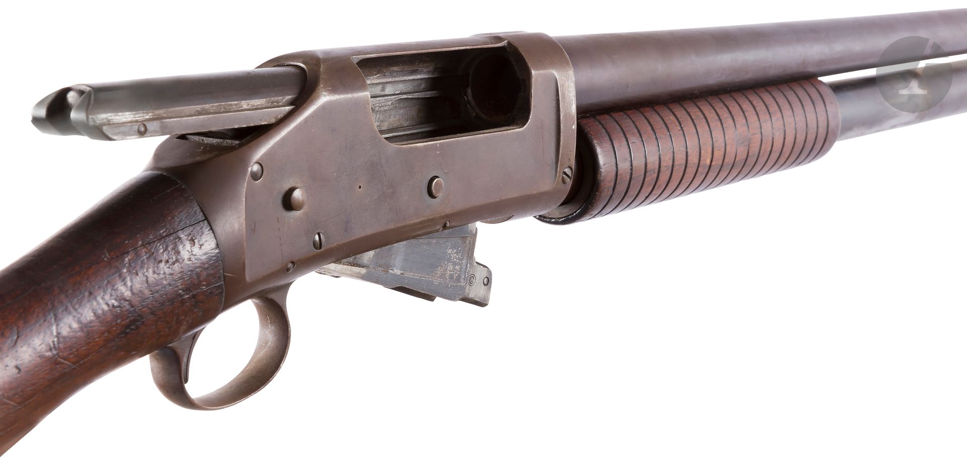 
Fusil Winchester modèle 1897, calibre 12. 



Canon avec patentes sur le dessus. Crosse demi-pistolet en noyer (fêles). 



Longueur du canon : 72,5 cm - Longueur totale : 122,5 cm



A.B.E 



Catégorie D
