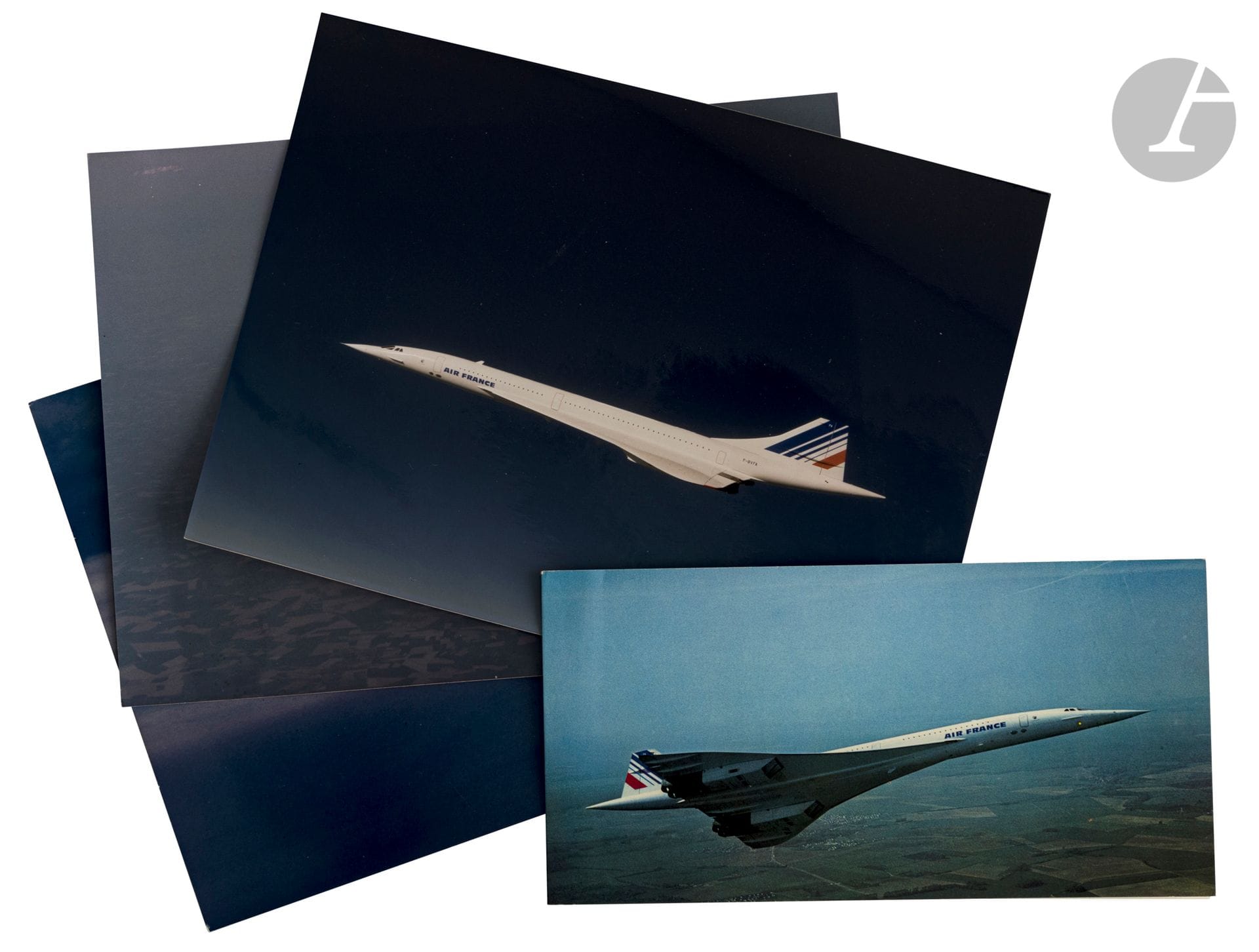 Concorde Air France.
- Carte de vœux représentant le Concorde en vol, en couleur.
10,5 x 20,5 cm
- Trois photographies différentes du Concorde en vol, en couleurs.
17,5 x 23,5 cm