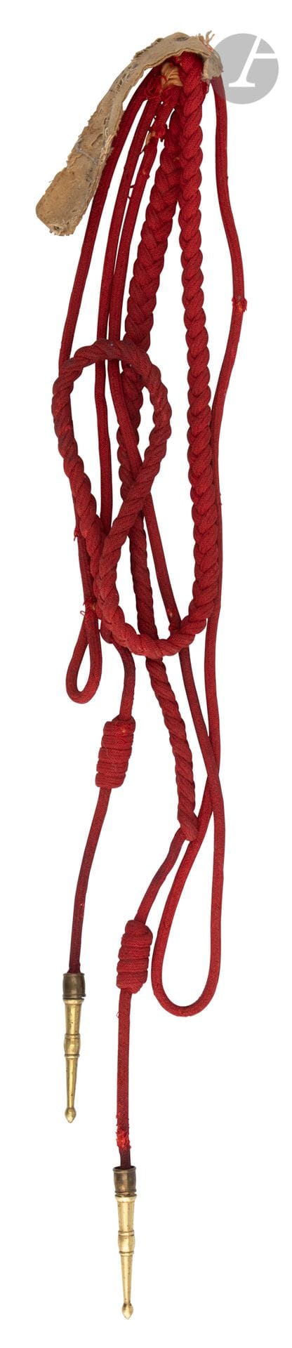 Aiguillettes de lancier de la Garde, troupe. 
En passementerie de fil écarlate. Ferrets en laiton, vierge. Attache en toile blanche avec cachet « LANC » et matricule. 
E.M. (Usures et réparations). Époque Second Empire.
