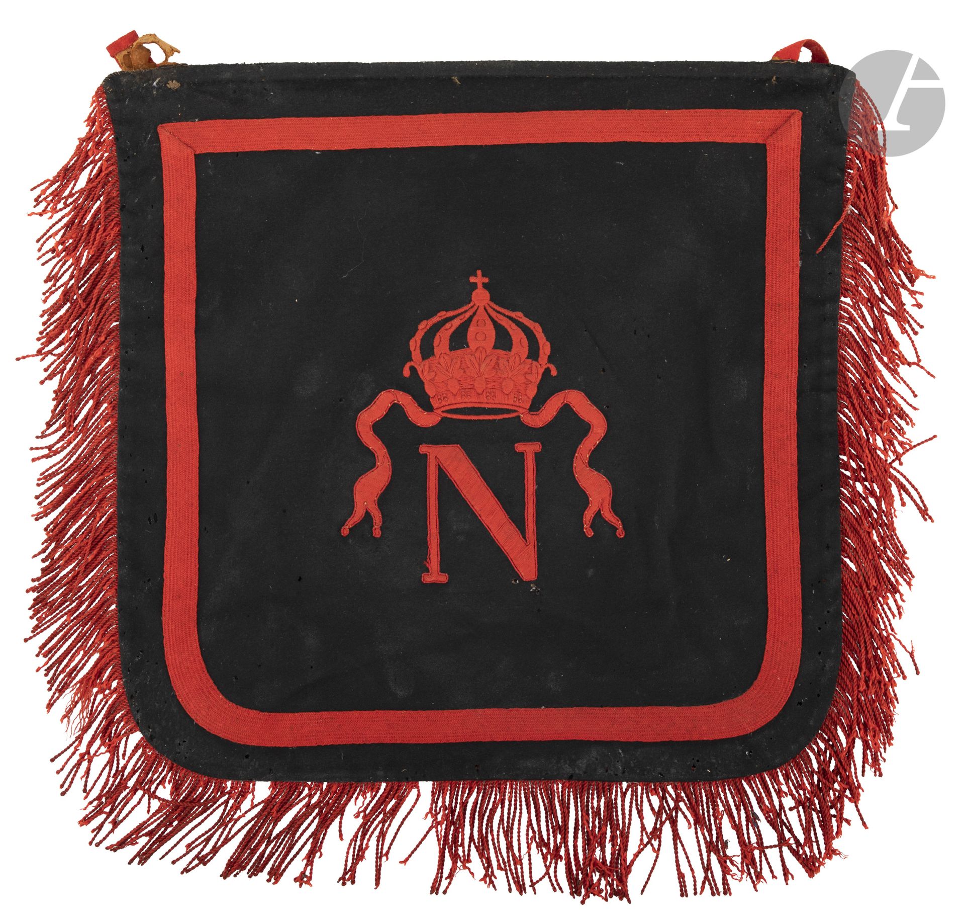 Flamme de trompette de cuirassiers ou d’artillerie à cheval de la Garde impériale. 
En drap bleu foncé. Broderie au « N » sous couronne, galon et franges écarlates.
43 x 45 cm
Sous verre.
A.B.E. (légères traces de mites).