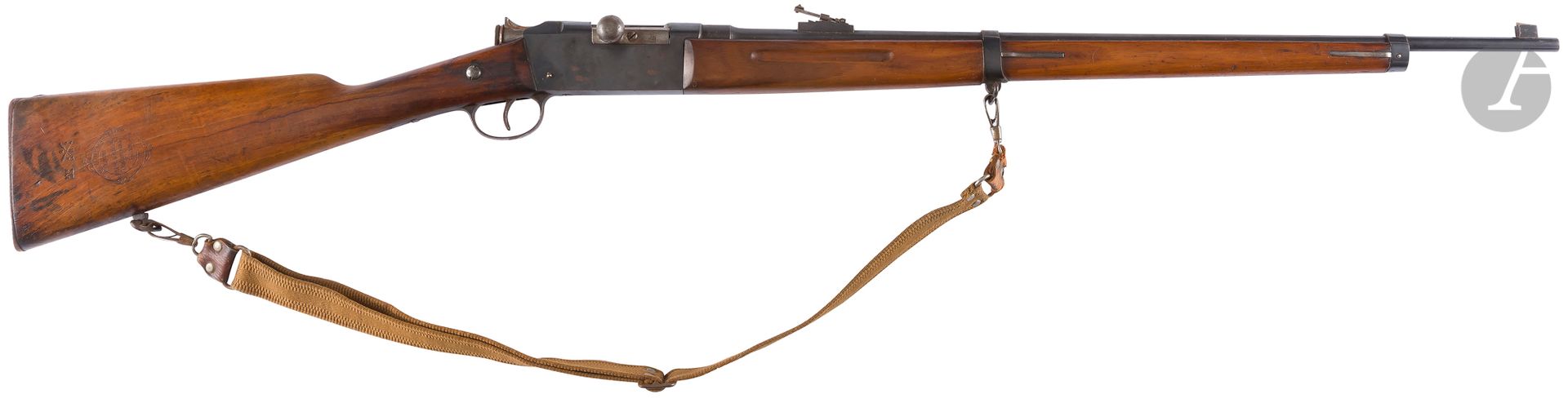 Carabine « La Française » de l’Union nationale des sociétés de tir de France, calibre 6 mm
Canon rond, rayé, et boitier de culasse bronzés. Crosse en noyer avec marquages de l’Union nationale des sociétés de tir de France.
Avec une bretelle toilée. 
A.B.E. (Petites oxydations). 
Avec deux baguettes de nettoyage dont une dévissable dans sa boîte.