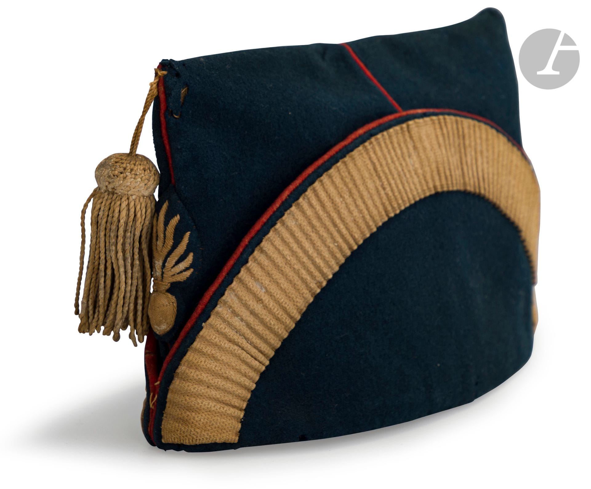 Bonnet de police modèle 1860 des carabiniers de la Garde Impériale,
en drap bleu clair à passepoil écarlate. Galon cul de dé, grenade et gland blanc.
Intérieur en toile écru avec marquages de réception de 1869, cachet du régiment et matricule.
A.B.E.
