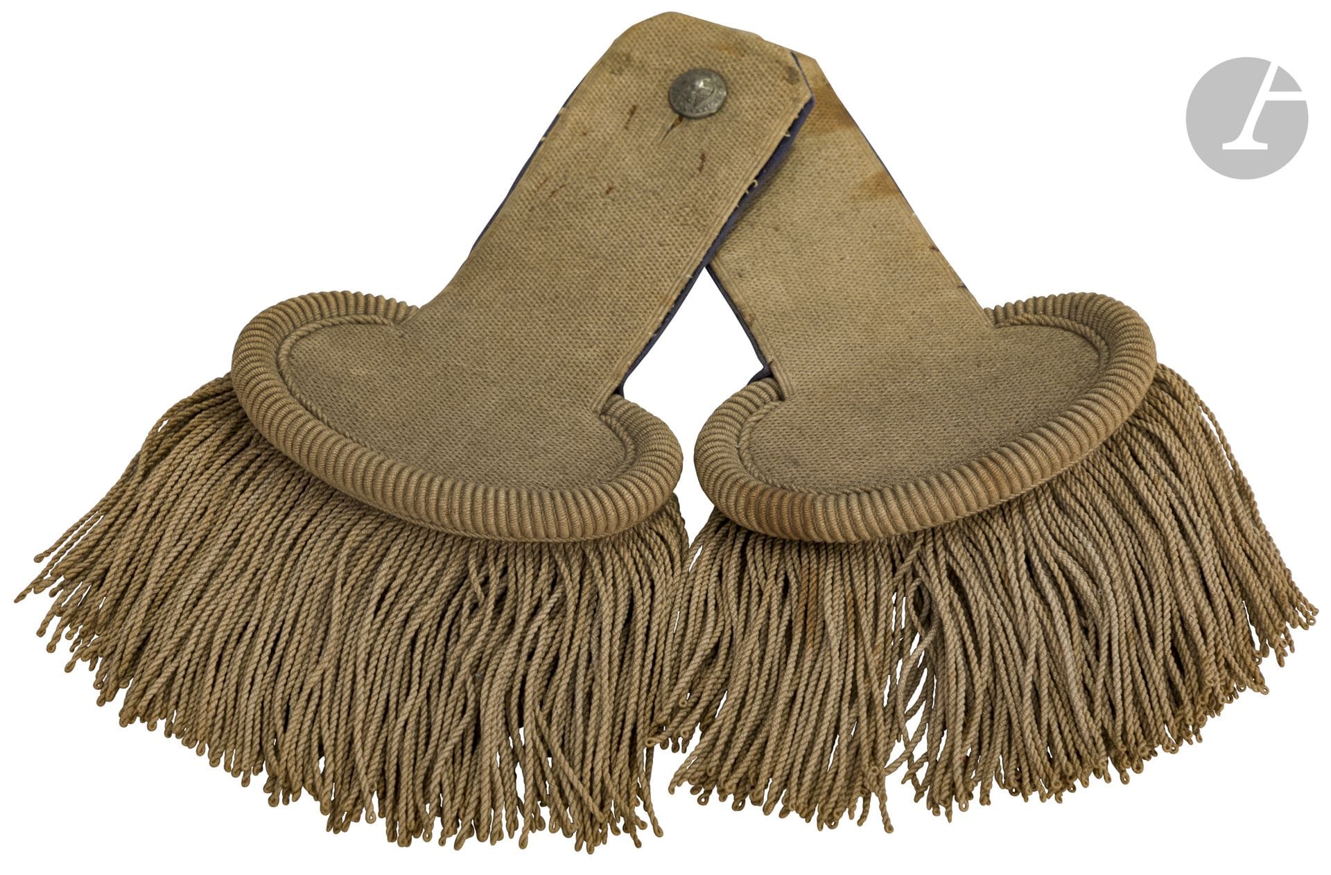 Pair of epaulets attributed to cuirassiers. 
Body and bangs in white trimmings. Later lining in light blue cloth (missing). 
Pewter buttons with an eagle marked "GARDE IMPERIALE" 
A.B.E. Second Empire period.


