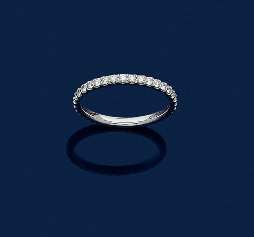 MAUBOUSSIN
Alliance en or gris 18K (750), sertie de diamants ronds de taille brillant. Signée et numérotée. Travail français du XXIe siècle. Tour de doigt : 59/60. Poids brut : 2,9 g

A Mauboussin 21st century diamonds ring