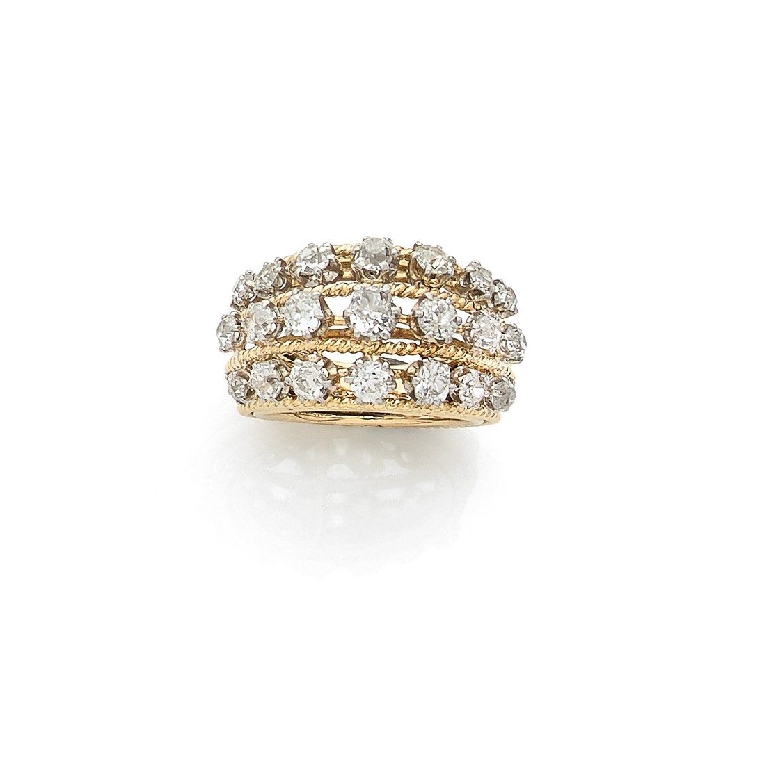 A 18K (750) gold corded ring set with three lines of old cut diamonds on platinum. French work of the 1960s. Finger size : 54. Gross weight: 13.3 g (chips)

A French 1960 ring set with diamonds