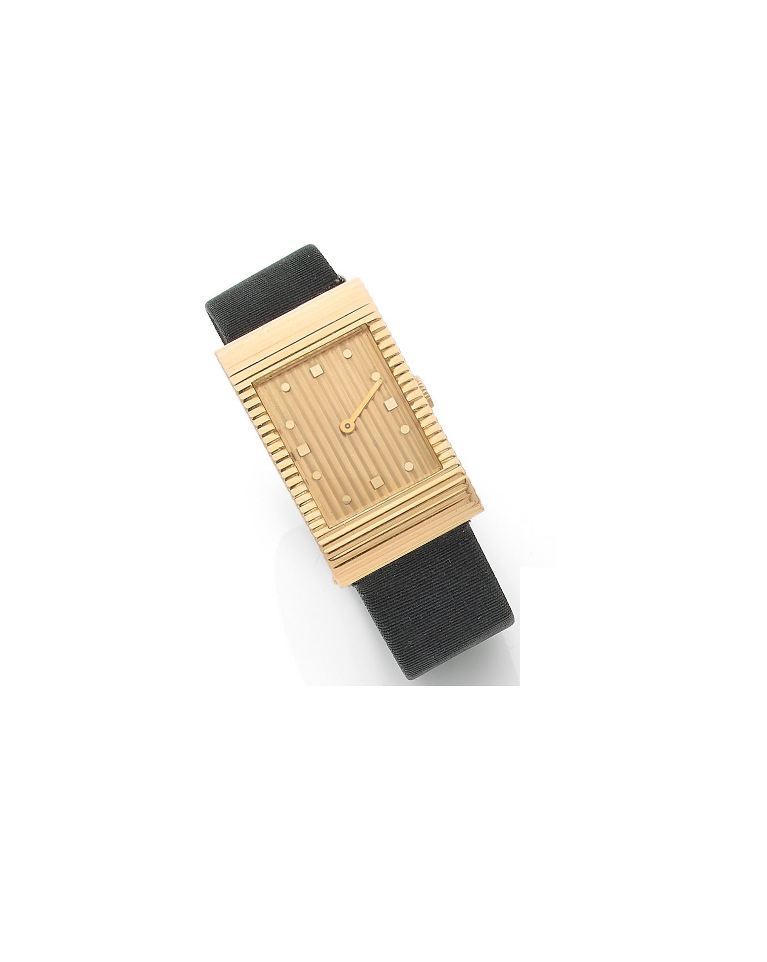 BOUCHERON. Vers 1950
N° 71575
Montre bracelet d’homme en or 18K (750). Cadran en or guilloché, index appliqués formant les heures, mouvement à remontage mécanique, signé Oméga calibre 302. Bracelet en satin noir.
Boîtier et mouvement signés.
Dimensions : 22 mm x 36 mm
Poids brut : 36,2 g