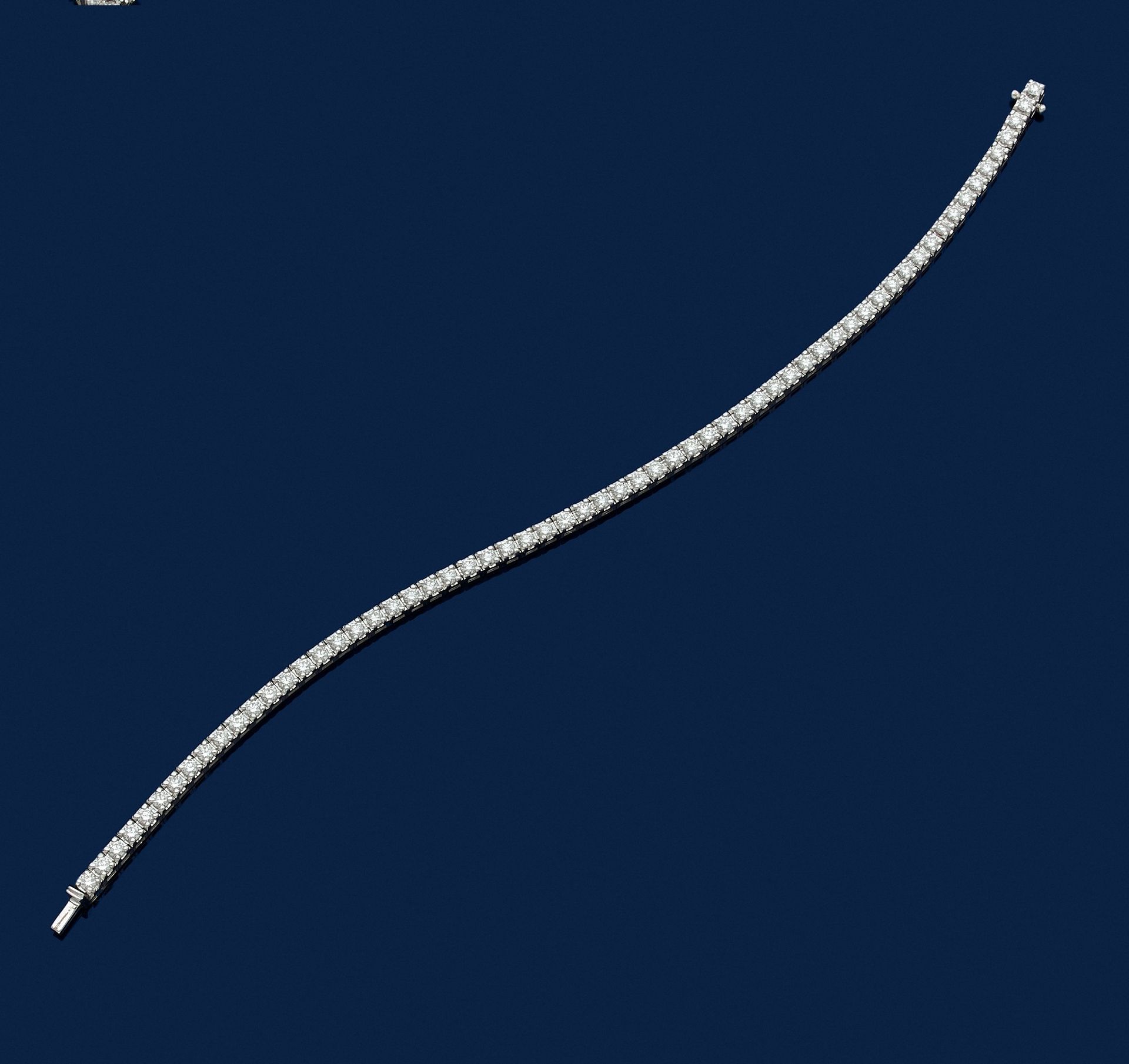 Bracelet ligne en or gris 18K (750), serti de diamants ronds de taille brillant. Longueur : 18 cm environ. Poids brut : 9,5 g

A bracelet set with diamonds