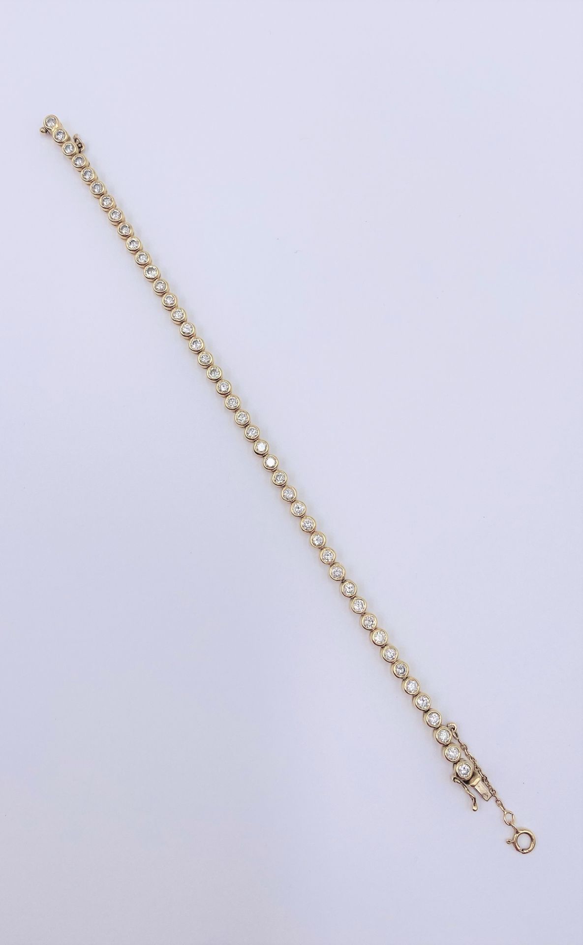 
Bracelet ligne en or 18K (750), serti de 44 diamants ronds de taille brillant. Longueur : 17,5 cm environ. Poids brut : 13,5 g
