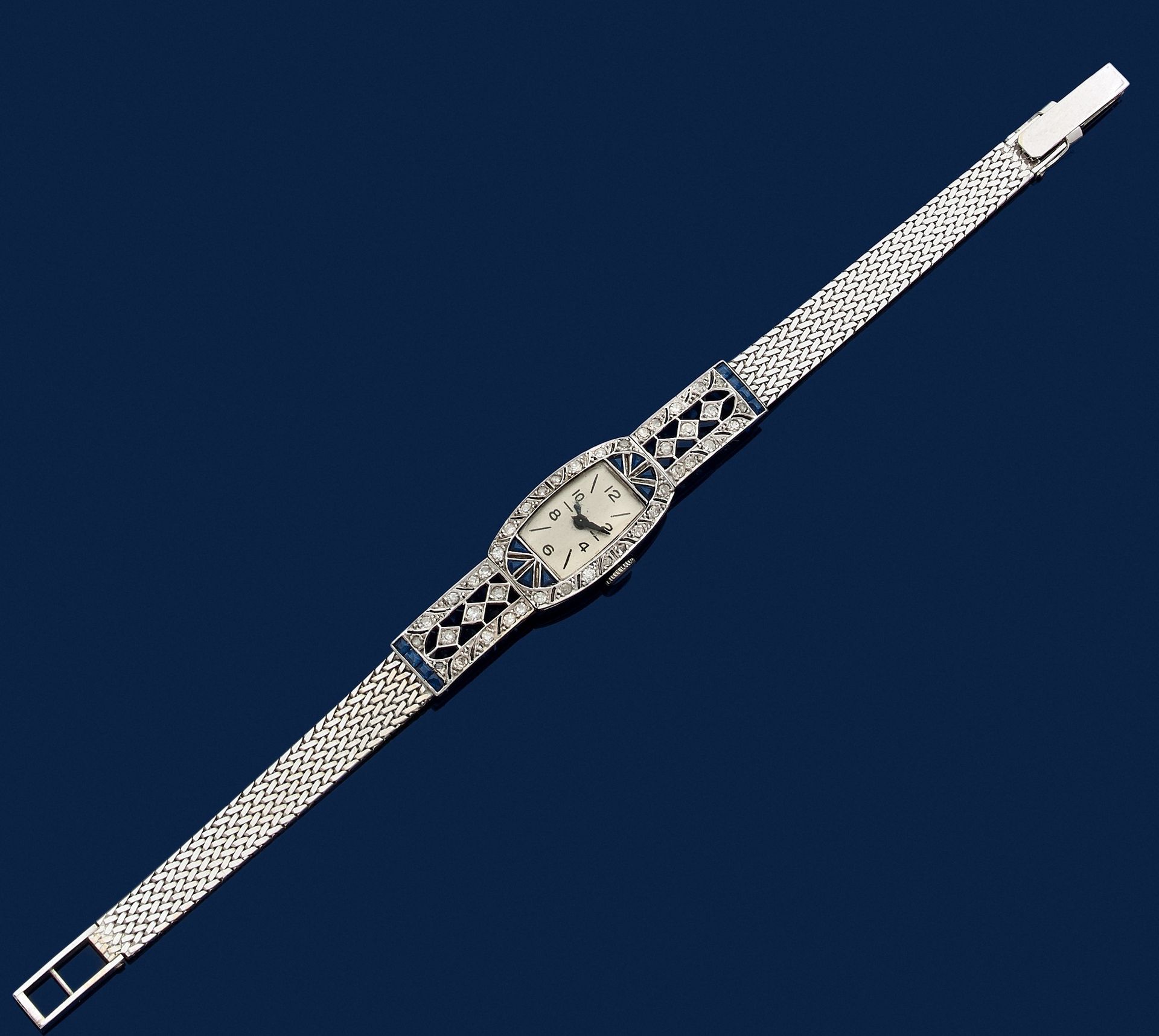 
Montre de dame en platine et or 18K (750), cadran serti de diamants ronds 8/8 et de saphirs calibrés, bracelet rapporté en or gris, mouvement mécanique. Travail des années 1925. Longueur : 16,5 cm environ. Poids brut : 23,5 g (égrisures, mouvement à réviser)





A 1925 lady’s watch set with diamonds and saphires
