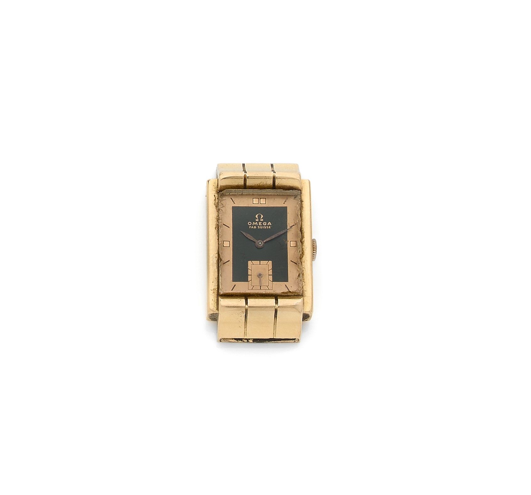 OMEGA. Vers 1940
N° 10633819
Montre bracelet d’homme en or 18K (750), cadran deux tons, trotteuse à 6H, mouvement à remontage mécanique N° 10267006. Verre égrisé.
Cadran, boîtier et mouvement signés.
Dimensions : 21 mm x 38 mm
Poids brut : 48,8 g
On joint le bracelet en métal doré accidenté.