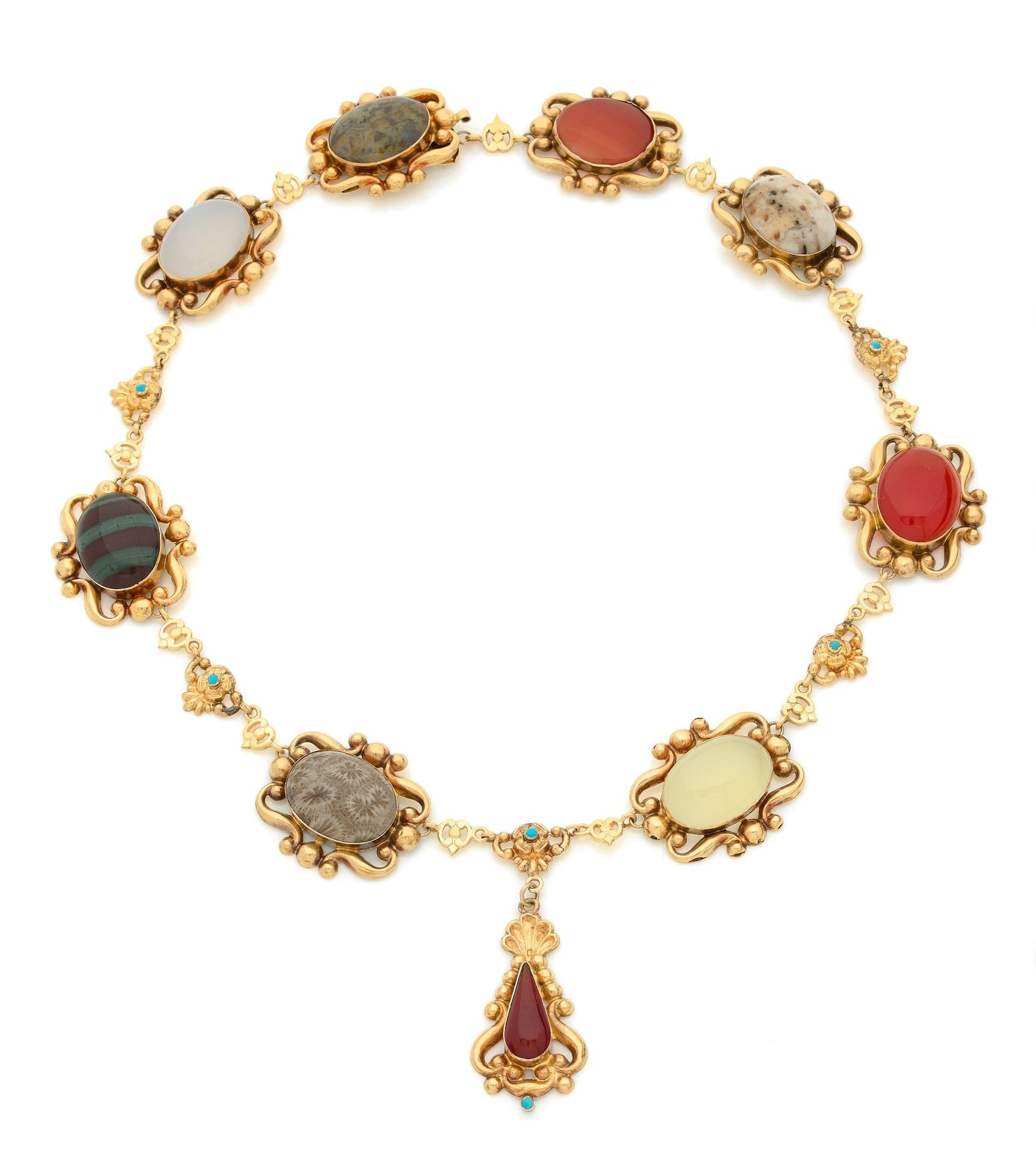 Collier en or 18K (750), articulé de motifs ovales, chacun serti d’une pierre cabochon naturelle (jaspe ou cornaline) ou synthétique, agrémenté de turquoises cabochons. Travail français du premier tiers du XIXe siècle, poinçon pour Paris 1819-1838. Longueur : 45,5 cm environ. Poids brut : 42,4 g (or creux, accidents, réparations)

An early 19th century necklace