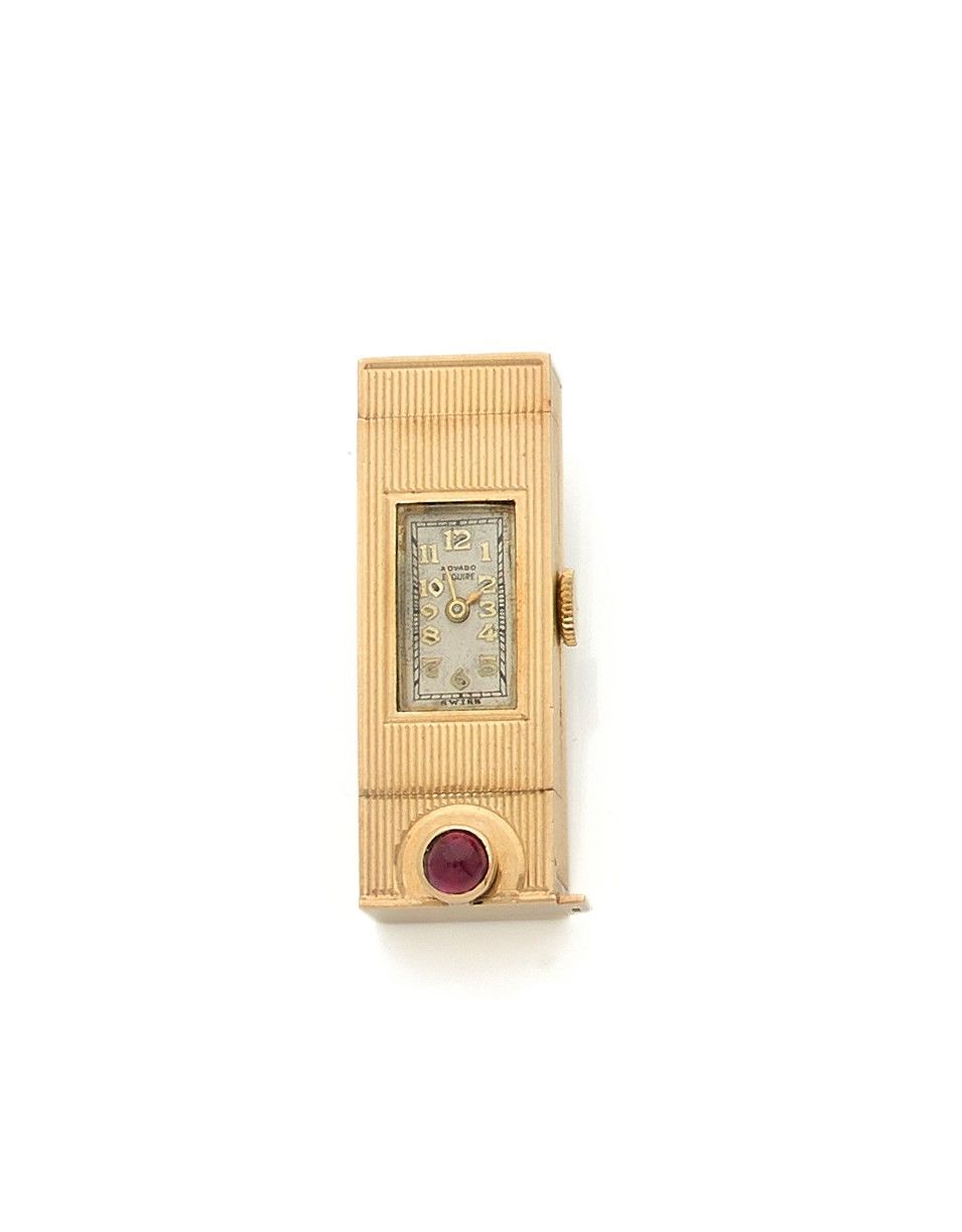 MOVADO. Vers 1940
Petite montre de sac en or 14K (585) ou élément faisant partie d’un nécessaire de beauté, cadran blanc, index chiffres arabes formant les heures, mouvement à remontage mécanique, poinçon dans un rectangle ET.
Cadran et mouvement signés.
Dimensions : 12 mm x 34 mm
Poids brut : 14,6 g