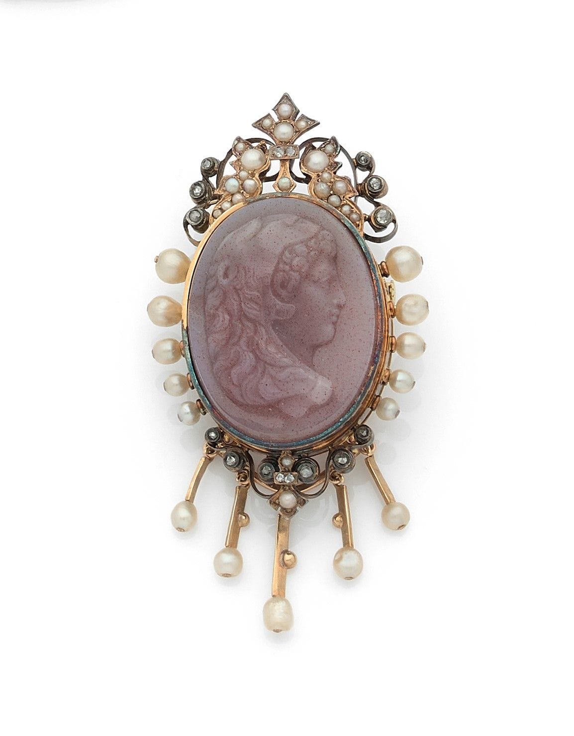 
18K (750) gold and silver cameo brooch set with a carved portrait of Hercules wearing the skin of Nemea, surrounded by pearls and rose-cut diamonds, finished with a removable 18K gold tassel decorated with pearls. Work of the second half of the 19th century. Dimensions: 5.3 x 3.4 cm approximately. Gross weight: 22.2 g (cracks, lacks)





A 19th century cameo brooch depicting Hercules
