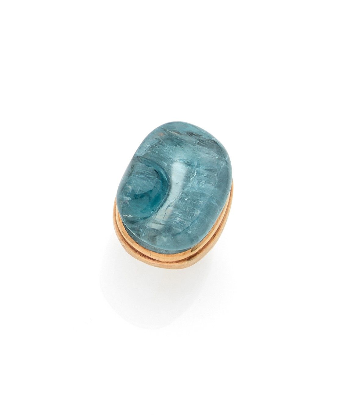 BURLE MARX
Bague en or 18K (750) guilloché, sertie d’une aigue-marine dessinant un motif abstrait. Signée. Travail brésilien des années 1970. Tour de doigt : 52. Poids brut : 19,6 g

A 1970 Burle Marx ring set with aquamarine