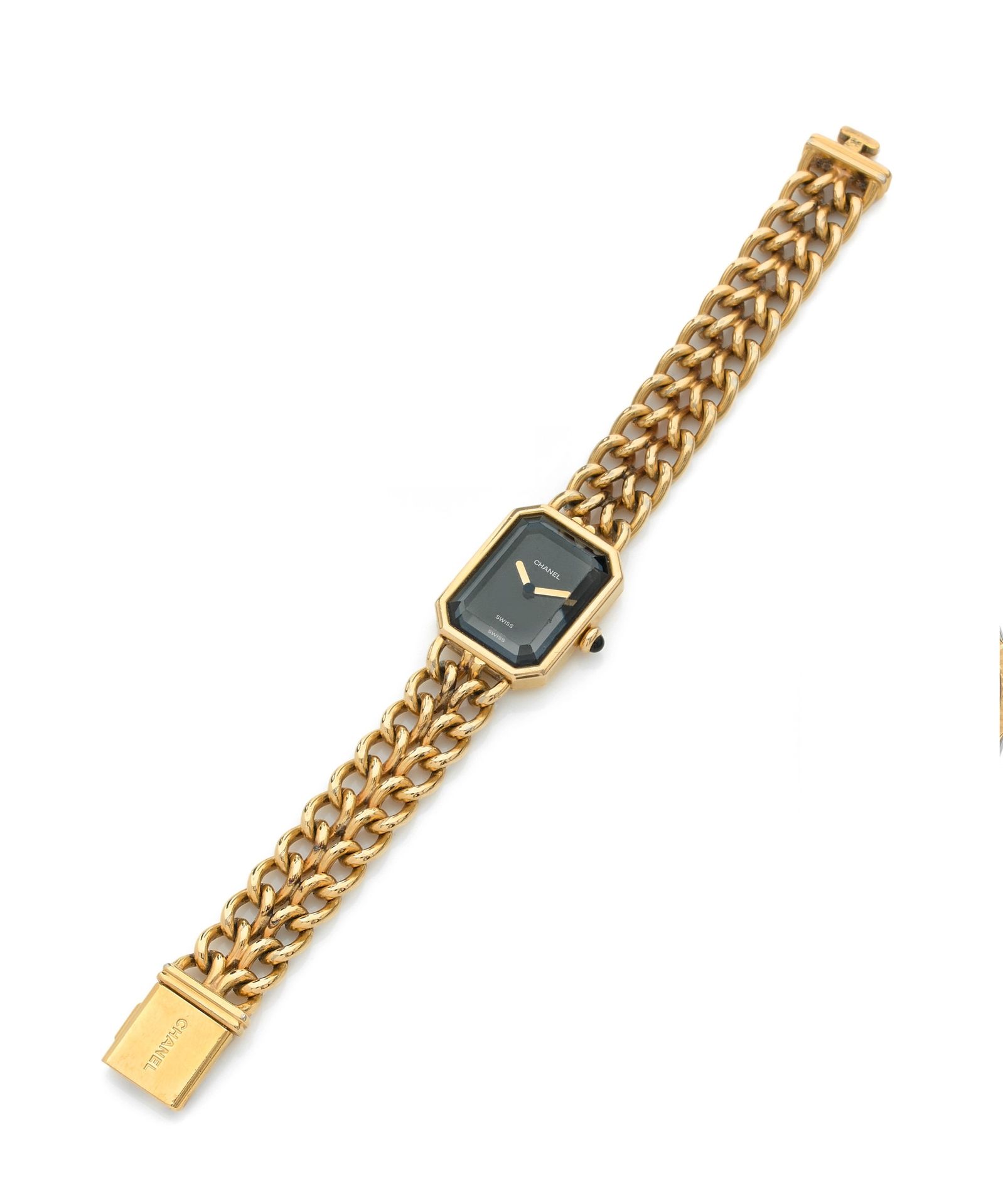 CHANEL Première. Vers 1990
N° X.R.21402
Montre bracelet de femme en métal doré, cadran noir, mouvement à quartz (fonctionne), bracelet en métal doré avec son fermoir signé.
Cadran, boîtier et mouvement signés.
Longueur : 18 cm
Dimensions : 20 mm x 26 mm