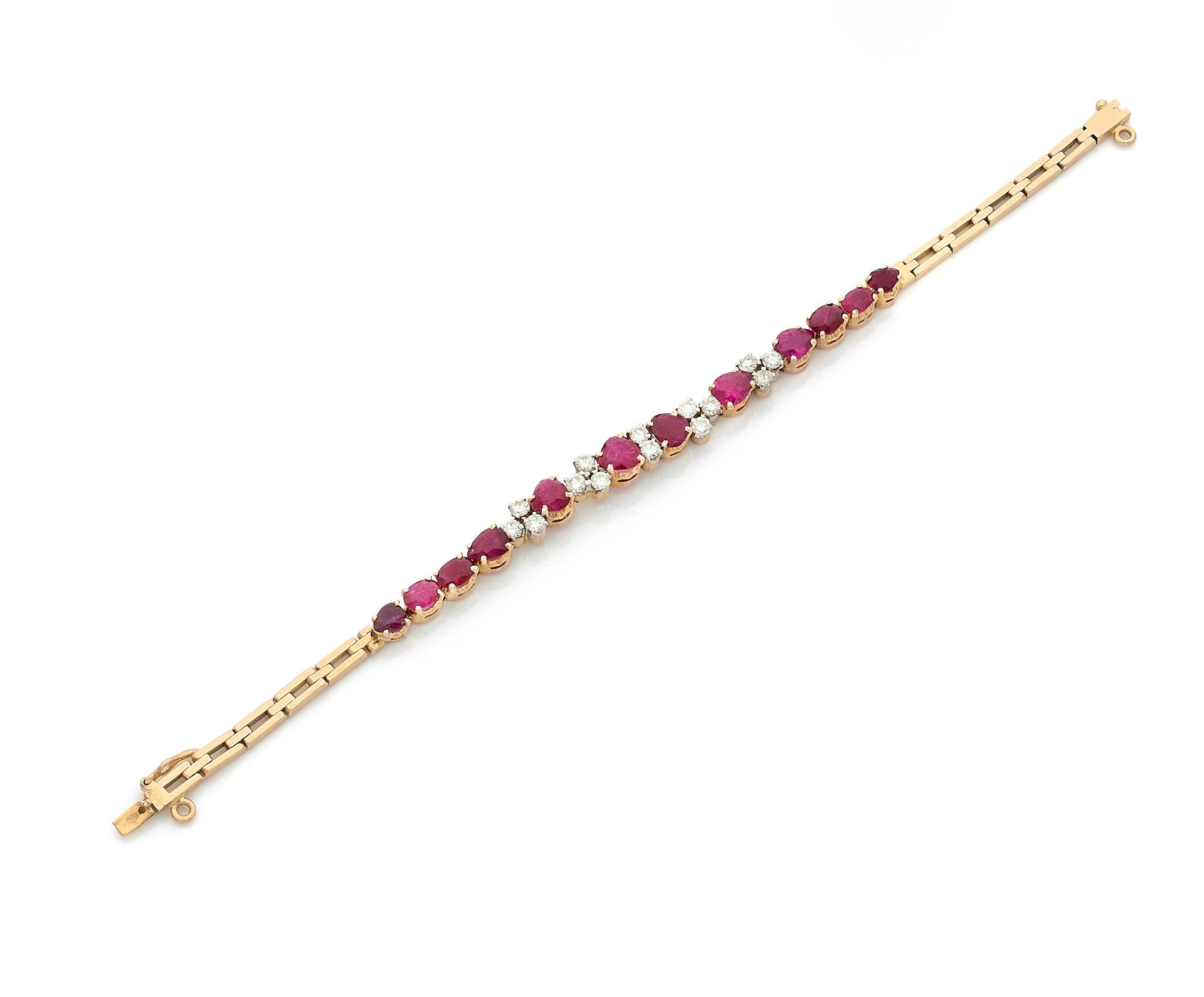 Bracelet en or 14K (585), articulé de rubis ovales ou taillés en forme de coeurs, agrémenté de diamants ronds de taille brillant. Longueur : 16,5 cm environ. Poids brut : 11,5 g (rubis chauffés)

A bracelet set with rubies (heat) and diamonds