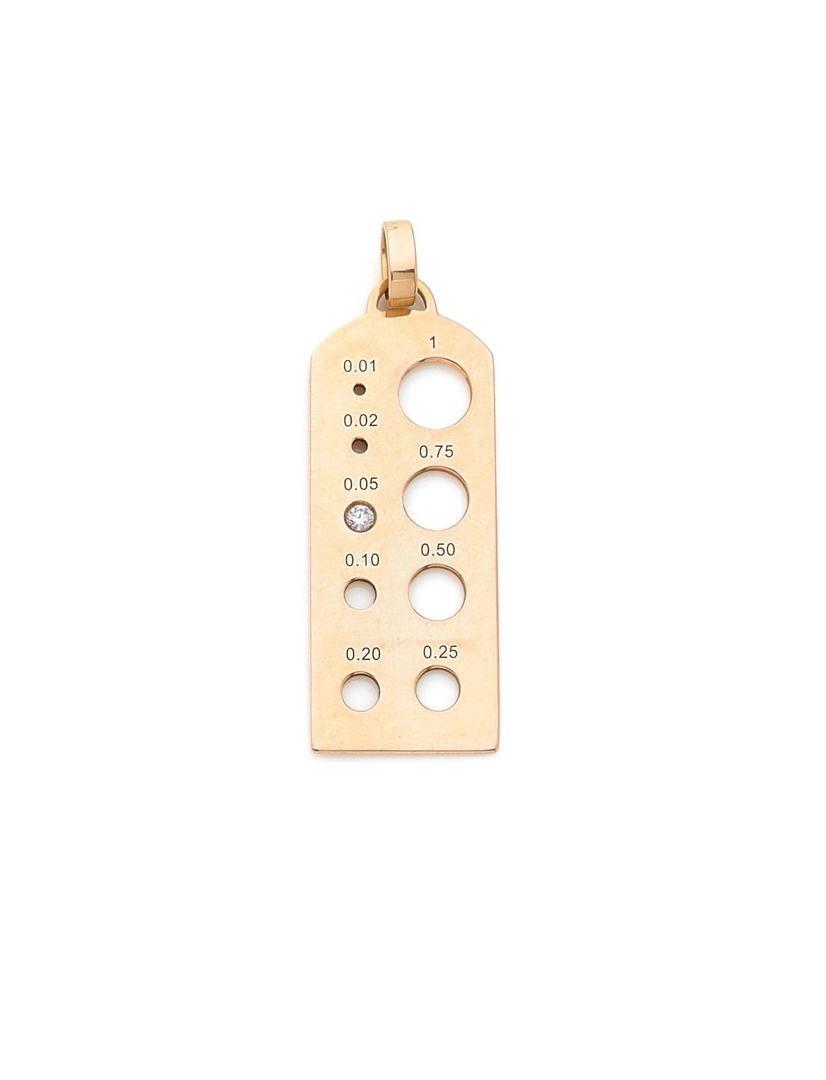 FRED
Pendentif en or 18K (750) calibreur, serti d’un diamant rond de taille brillant. Signé et numéroté. Conservé dans son écrin, accompagné de son certificat d’authenticité en date du 19/12/2018. Dimensions : 4,3 x 1,6 cm environ. Poids brut : 6,8 g

A Fred pendent set with a diamond