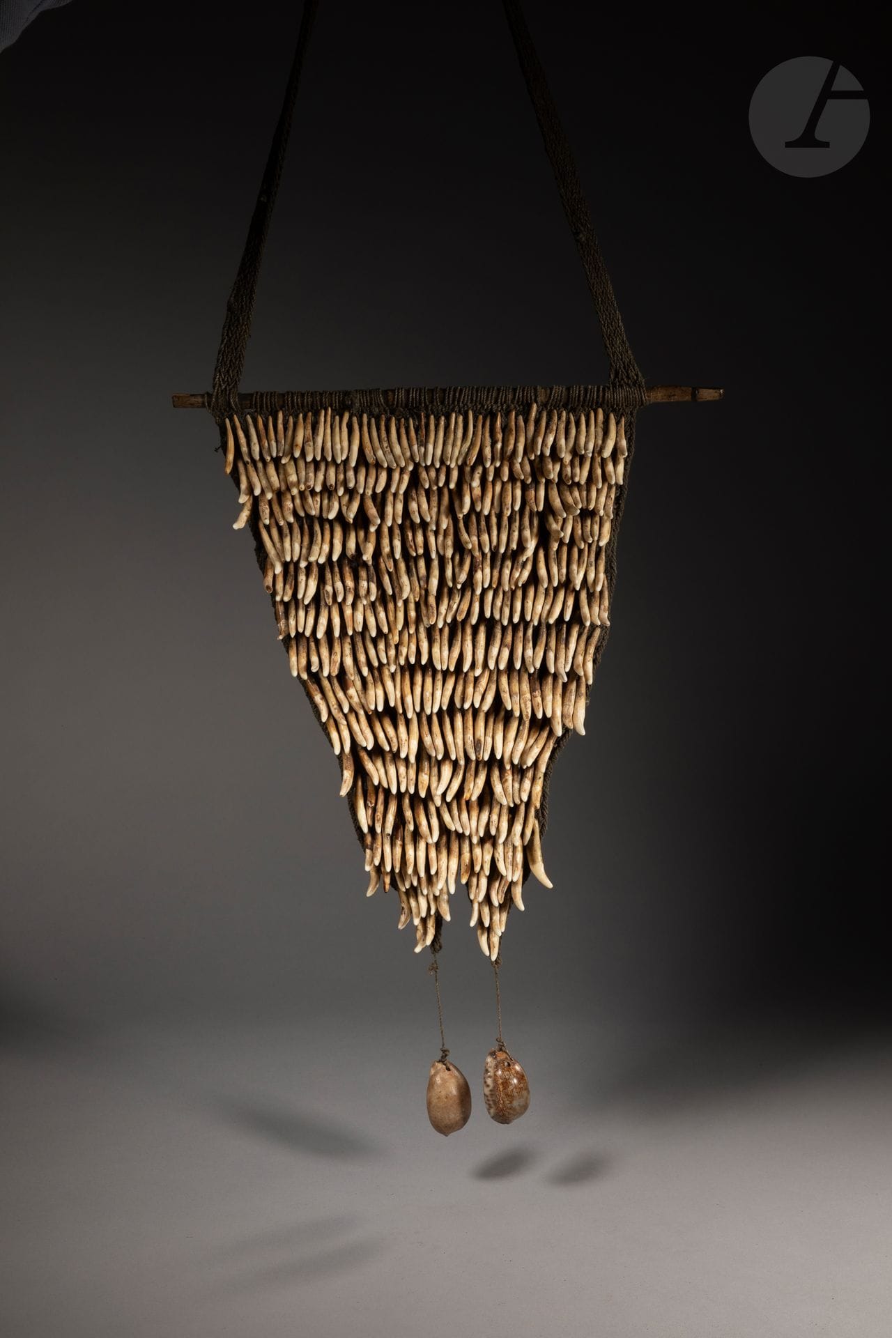Beautiful male pectoral

Astrolabe Bay, Papua New Guinea

Basketry, bamboo, dog teeth, shells, beautiful patina of use.

H. 44 cm (without its attachment)



Provenance :

Michael Hamson