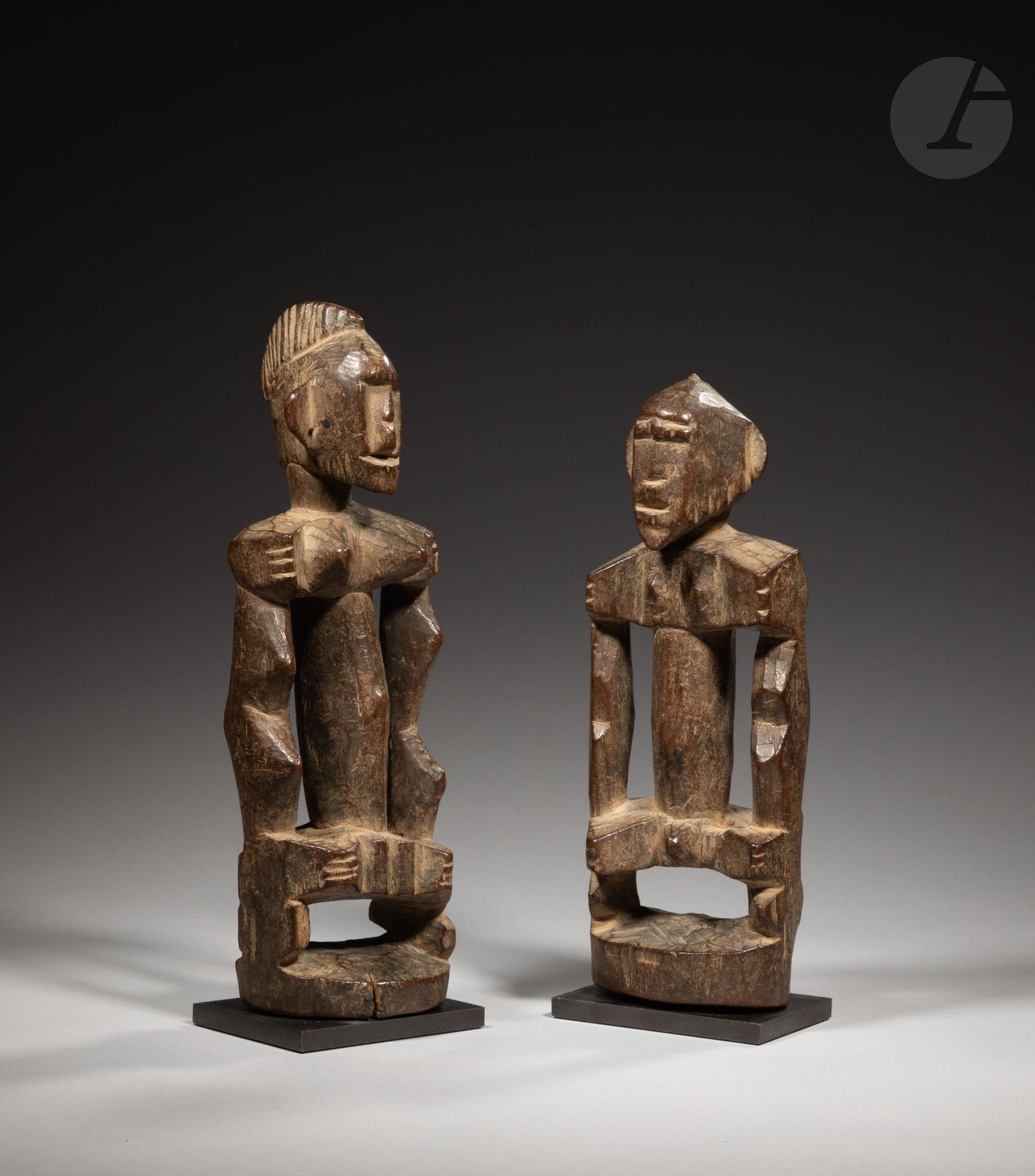 Couple primordial, de deux anciennes statuettes d'un homme et d'une femme sculptées dans un style très rythmé entre l'art Turka et l'art Sénoufo.

Turka ou Senoufo, sud Mali nord Côte d'Ivoire

Bois dur, très belle patine d'usage.

H. : 25,5 cm et 27,5 cm



Provenance :

Collection Christian Debenest



Publication :

Vente Pierre Bergé & Associés - La Collection d'un Amateur - 8 avril 2016, lot 101 page 80