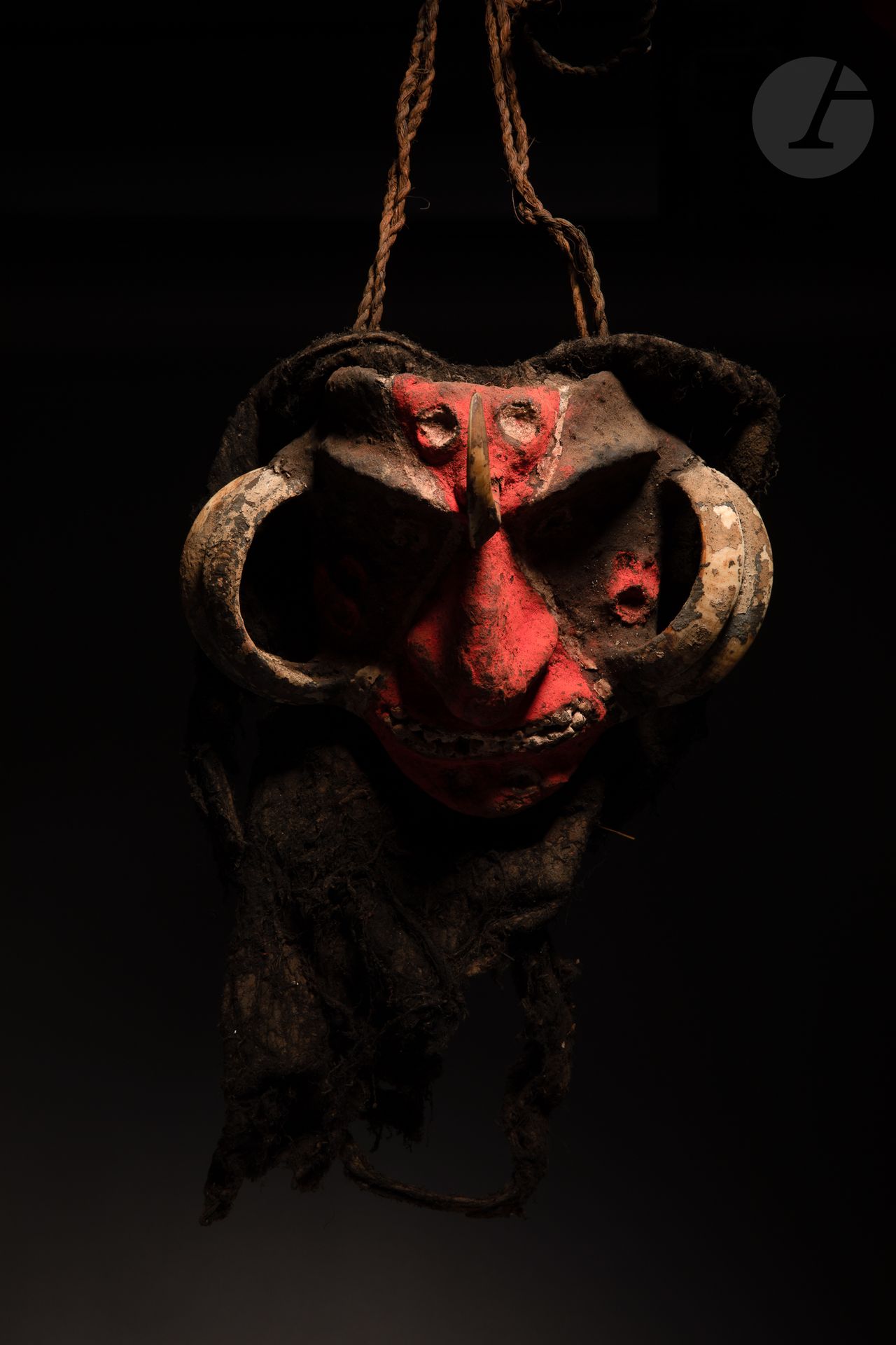 Rare et très belle figure d'être-esprit temes-nevinbur, n'dem nabwikaï.

Sur l'île de Malakula, et au Vanuatu en général (anciennes Nouvelles-Hébrides), une multitude de sculptures, de masques et de coiffes anthropomorphes existent sans pour autant qu'un inventaire exhaustif en soit possible, d'abord parce qu'elles sont souvent détruites après leur usage rituel ou public, mais surtout parce que la coutume kastom garde et requiert le secret des différentes "lectures" et significations de chaque objet rituel. On connait mieux les grandes sculptures funéraires rambaramp d'un usage plutôt publique, ainsi que les grandes sculptures de grades ou faitières en fougère arborescente, cela étant on peut considérer la sculpture présentée ici comme une représentation d'être-esprit temes nevinbur, n'dem nabwikaï sans pour autant pouvoir en dire plus sur sa signification profonde, sauf à s'émerveiller de sa présence et de sa terrifiante beauté, comme l'avait d'ailleurs vu Marcel Évrard en utilisant son image pour illustrer le carton d'invitation dépliant accompagné d'un texte de Pierre Langlois pour le vernissage de l'exposition Art d'Océanie - Nouvelles-Hébrides à La Galerie Marcel Évrard à Lille 7, Place de Béthune le 8 décembre 1956.

Voir pour une sculpture comparable dans les collections du Musée de Nouméa (MNC 86.6.49) Fig. 72 reproduit page 49 de Vanuatu Océanie - Arts Des Îles De Cendre Et de Corail, RMN-ORSTOM, 1996. 

Ni Vanuatu, Île de Malakula sud ou centre, Vanuatu

Matières végétales surmodelées, pigments, toiles d'araignée, dents de cochons, et cordelettes de fibres végétales tressée, excellent état de préservation. 

H. : 19,5 cm (taille de la tête uniquement sans la toile d'araignée et la cordelette d'attache)



Provenance : 

- Collectée par Pierre Langlois et Marcel Évrard en 1959-60

- Ancienne collection Marcel Évrard