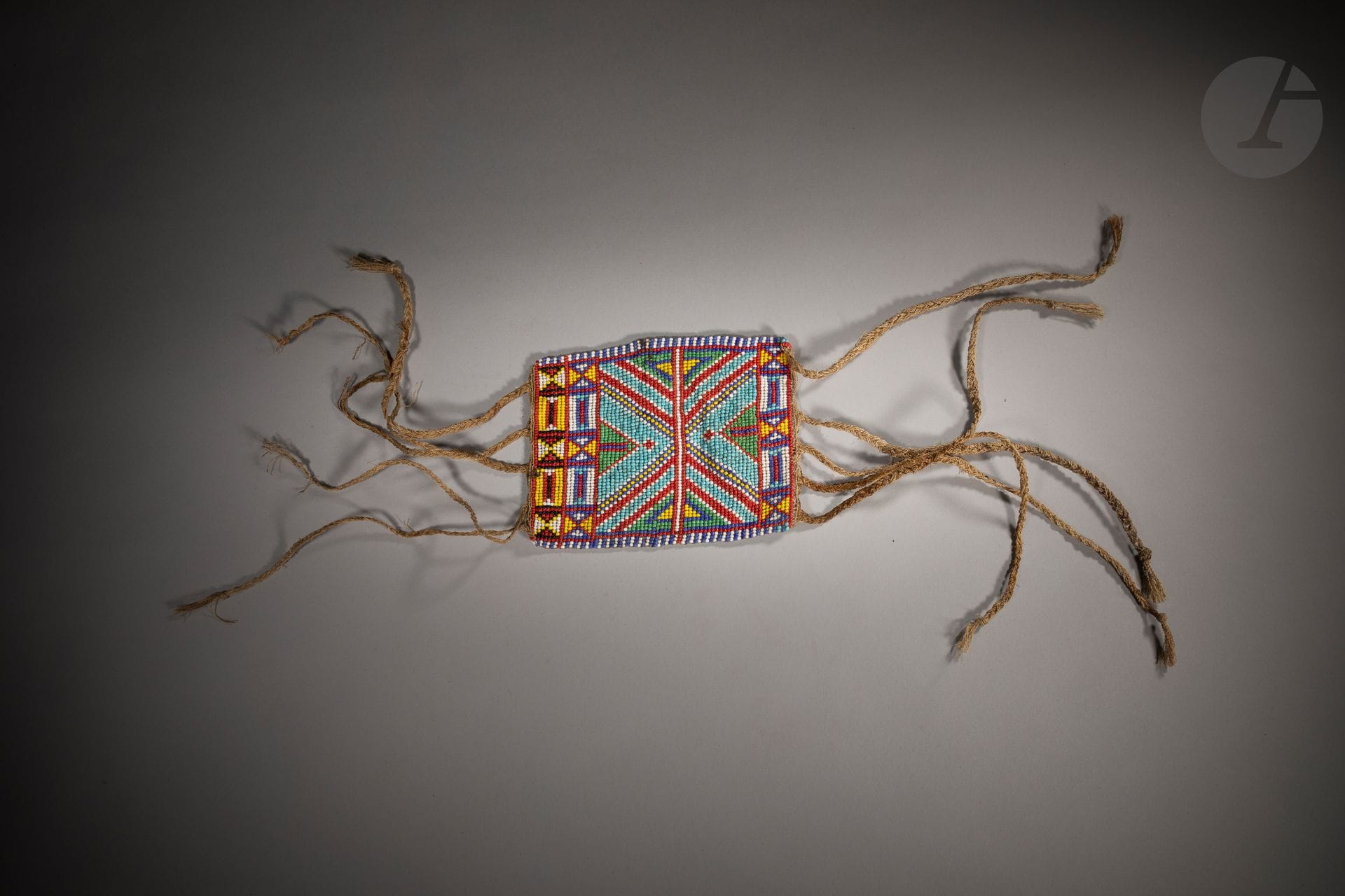 Rare brassard d'homme

Îles de l'Amirauté

Vannerie, tapa, perles de verroterie 

H. : 13 cm, L. : 16 cm (sans les attaches)



Provenance : 

- Collecté entre 1920 et 1932 par Friedrich August Krüger.

- Acquis auprès de son petit-fils