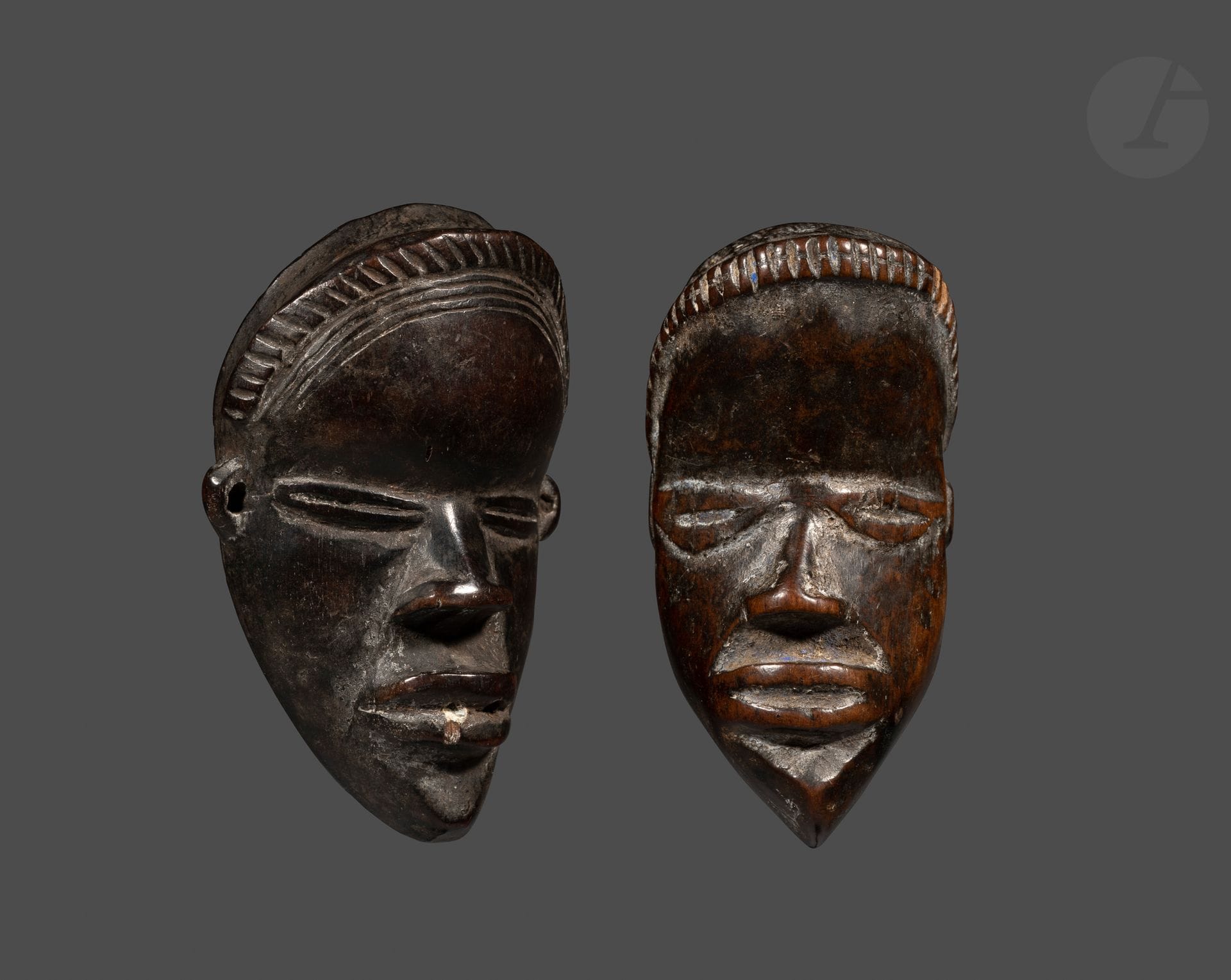 Un lot réunissant deux beaux et anciens masques miniatures, insignes d'appartenance à la société du Poro.

Mano, Libéria ou Guinée

Bois, très belles patines d'usage.

H. : 9 et 10 cm



Provenance :

Collection Christian Debenest