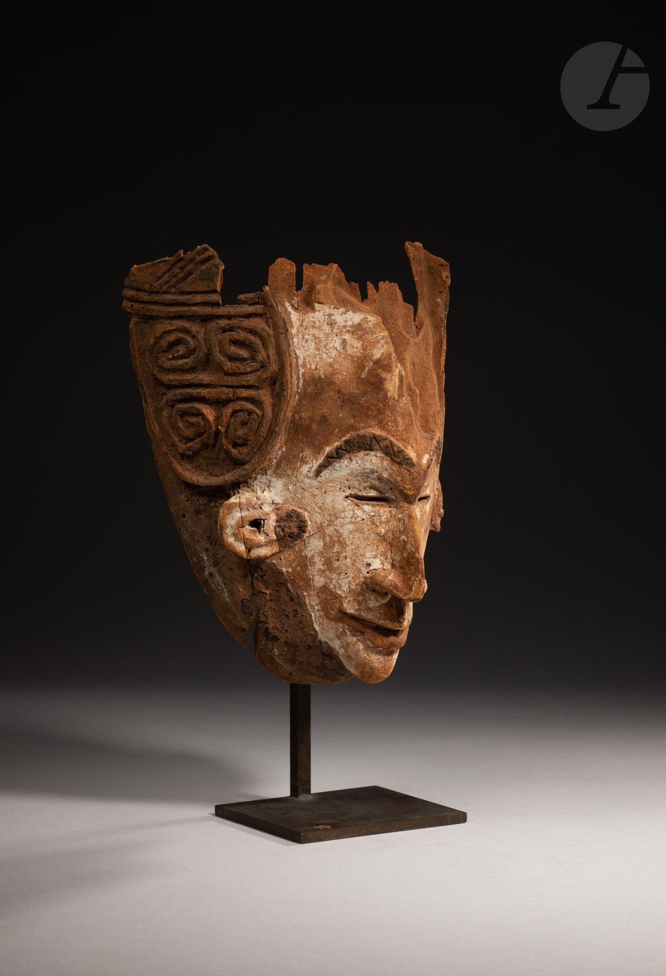 Ancien et beau masque fragmentaire

Igbo, Nigéria

Bois, polychromie blanche et noire, latérite, belle patine d'usage.

H. : 22 cm



Provenance : 

Pierre Langlois,1994