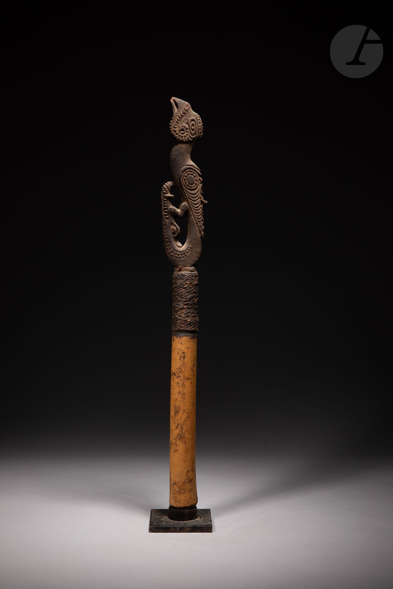 Ancien et très beau récipient à chaux d'initié bandi na iavo orné de son bouchon sculpté parfaitement préservé.

Des récipients à chaux dont les bouchons étaient somptueusement sculptés tel que celui-ci étaient offerts aux jeunes initiés à la fin de leur période de réclusion indispensable à l'initiation, et avec lesquels ils se présentaient parés de tous leurs atours devant les membres du village sur la place de danse.

Le motif mythologique d'un oiseau dont la queue recourbée se termine en une tête de crocodile et où dans les ailes de l'oiseau peut se cacher un masque, est caractéristique des arts du Moyen Sépik et se répète au travers d'autres exemplaires tel que le sublime récipient à chaux du Linden Museum de Stuttgart (inv. 61718) et exposé à Paris au Musée du Quai Branly lors de la grande exposition Sépik Arts de Papouasie- Nouvelle-Guinée (et reproduit page 246 du catalogue fig 124, Skira Musée du Quai Branly 2015). 

Moyen Sépik, Papouasie Nouvelle- Guinée

Bois, bambou, vannerie, reliquat de pigment et cordelette de fibres végétales, très belle et ancienne patine d'usage.

H. : 55 cm au total et 22 cm uniquement pour le bouchon sculpté (sans la vannerie)



Provenance : 

- Collecté par Pierre Langlois et Marcel Évrard en 1959-60

- Ancienne collection Marcel Évrard



Exposition et Publication :

Océanie au CRACAP (Centre National de Recherche d'Animation et de Création pour les Arts Plastiques) en 1971 fig.21 reproduit en pleine page.